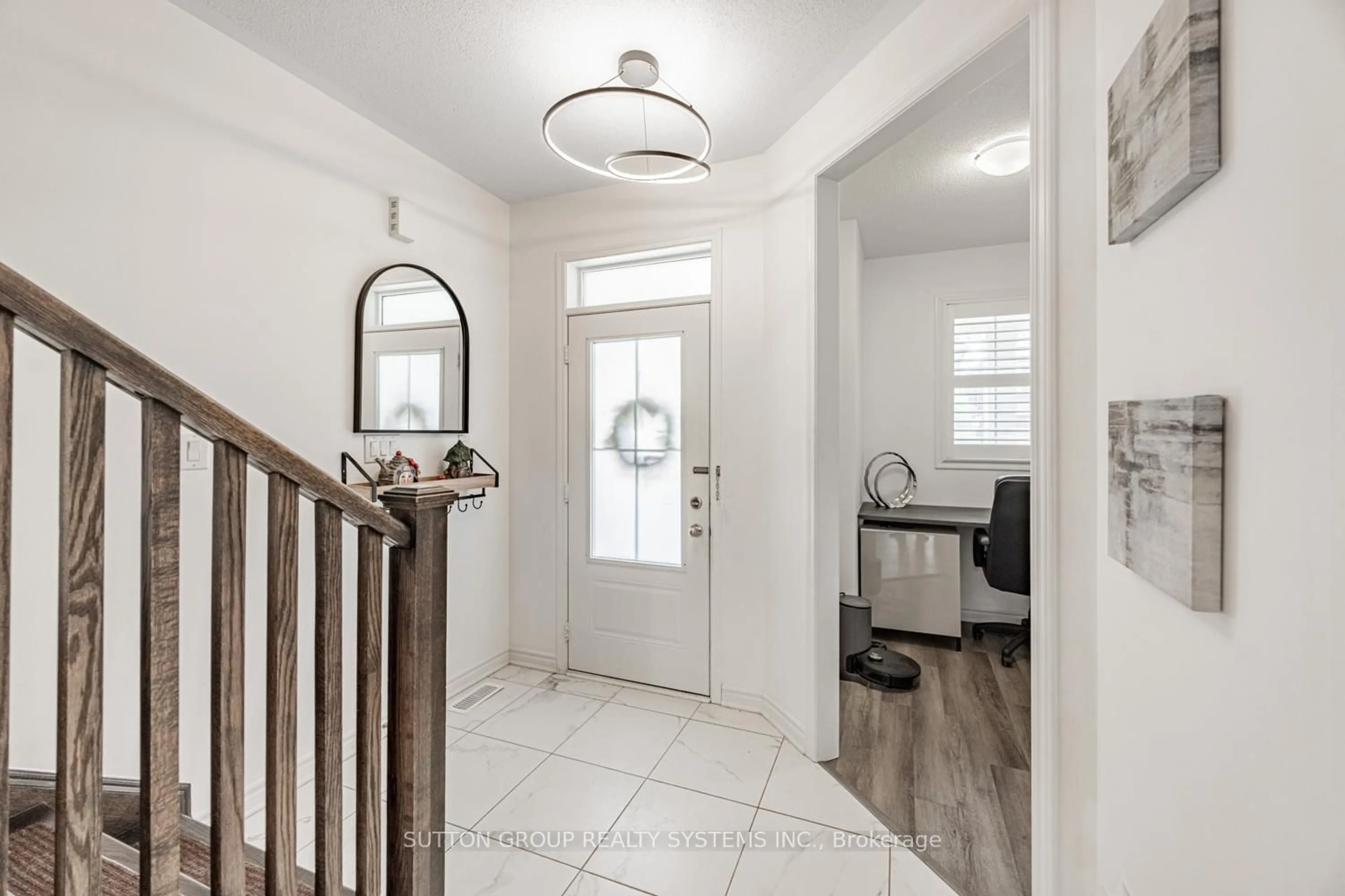 Indoor entryway for 966 Cherry Crt, Milton Ontario L9E 1P8