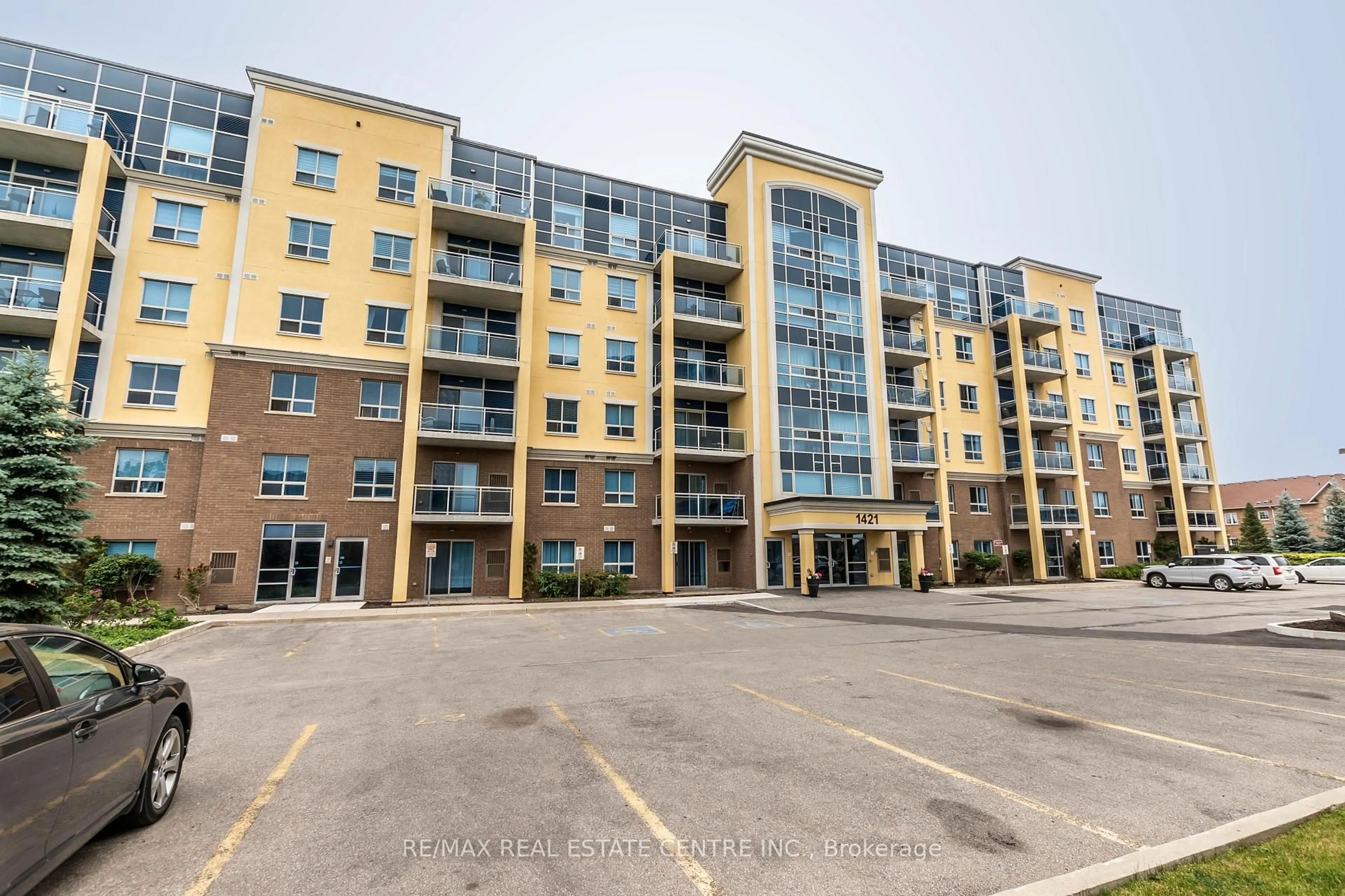 A pic from outside/outdoor area/front of a property/back of a property/a pic from drone, building for 1421 Costigan Rd #504, Milton Ontario L9T 2N4
