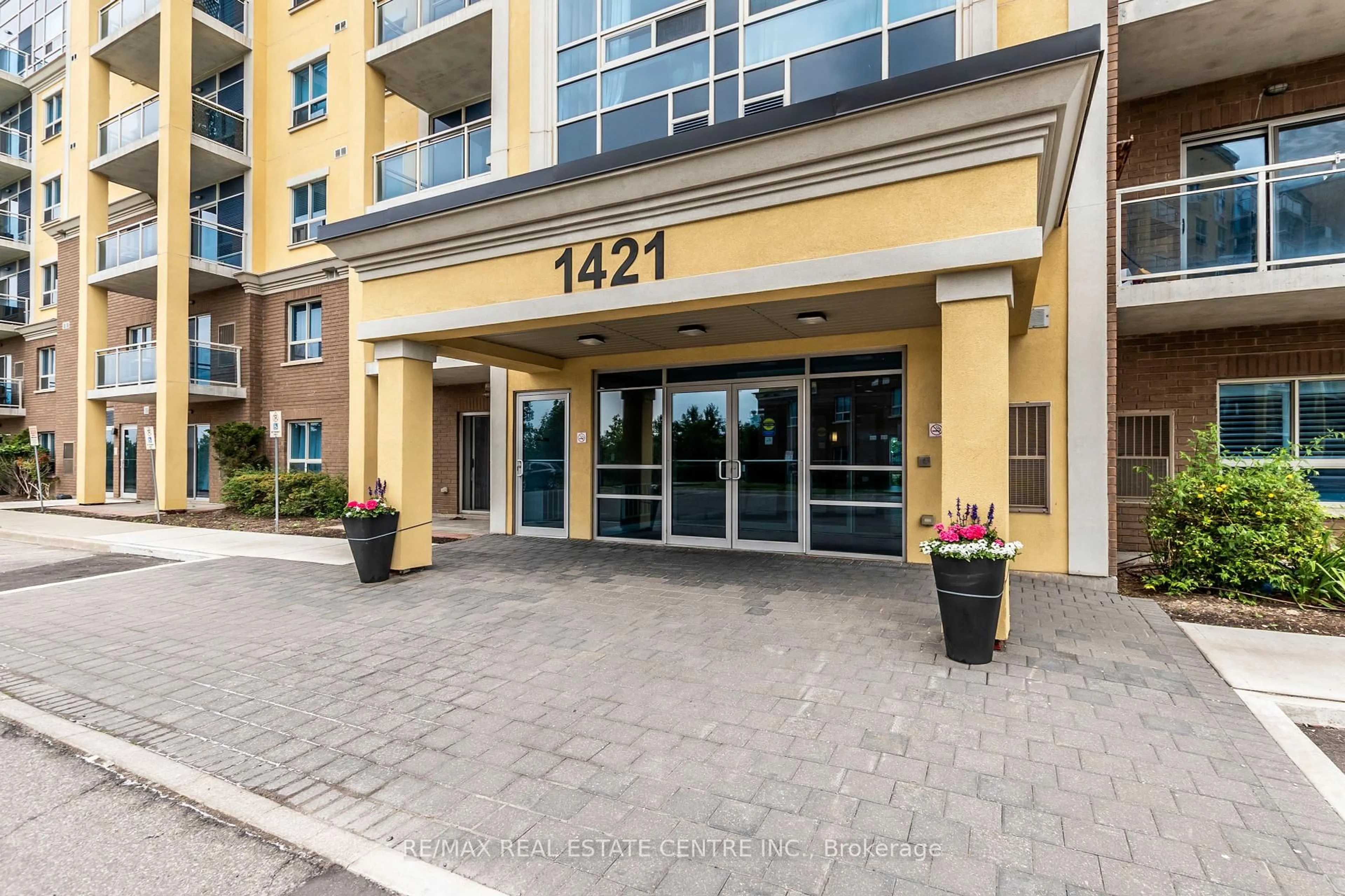 Indoor foyer for 1421 Costigan Rd #504, Milton Ontario L9T 2N4