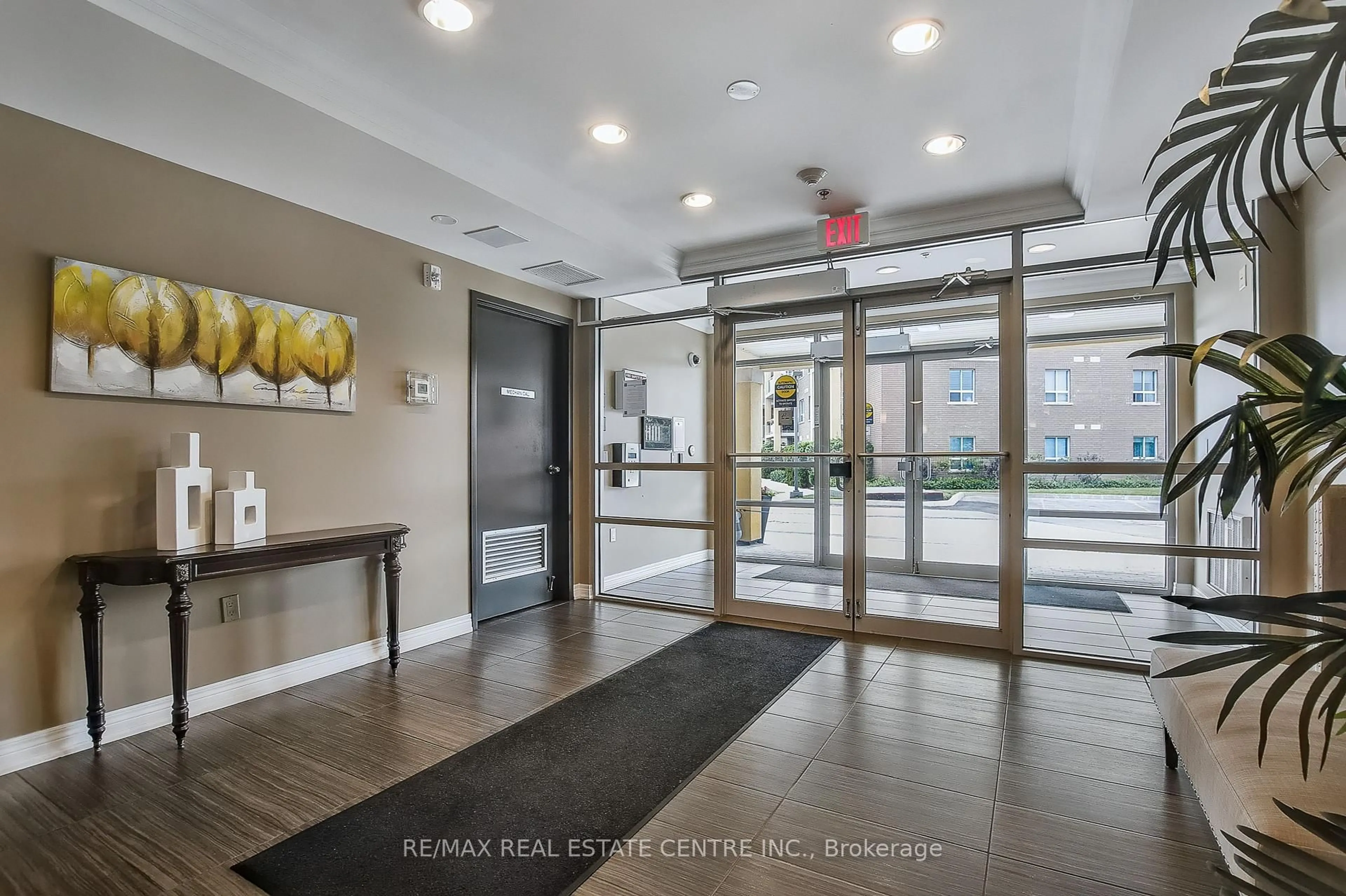 Indoor foyer for 1421 Costigan Rd #504, Milton Ontario L9T 2N4