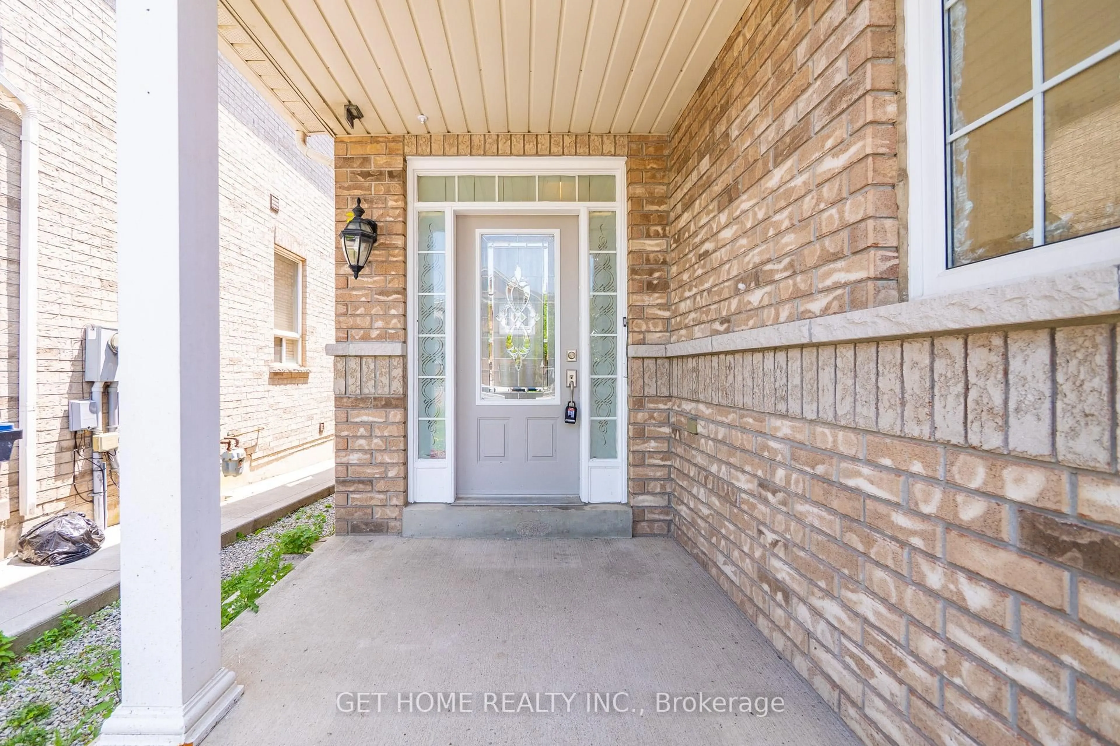 Indoor entryway for 84 Calm Waters Cres, Brampton Ontario L6V 4S1