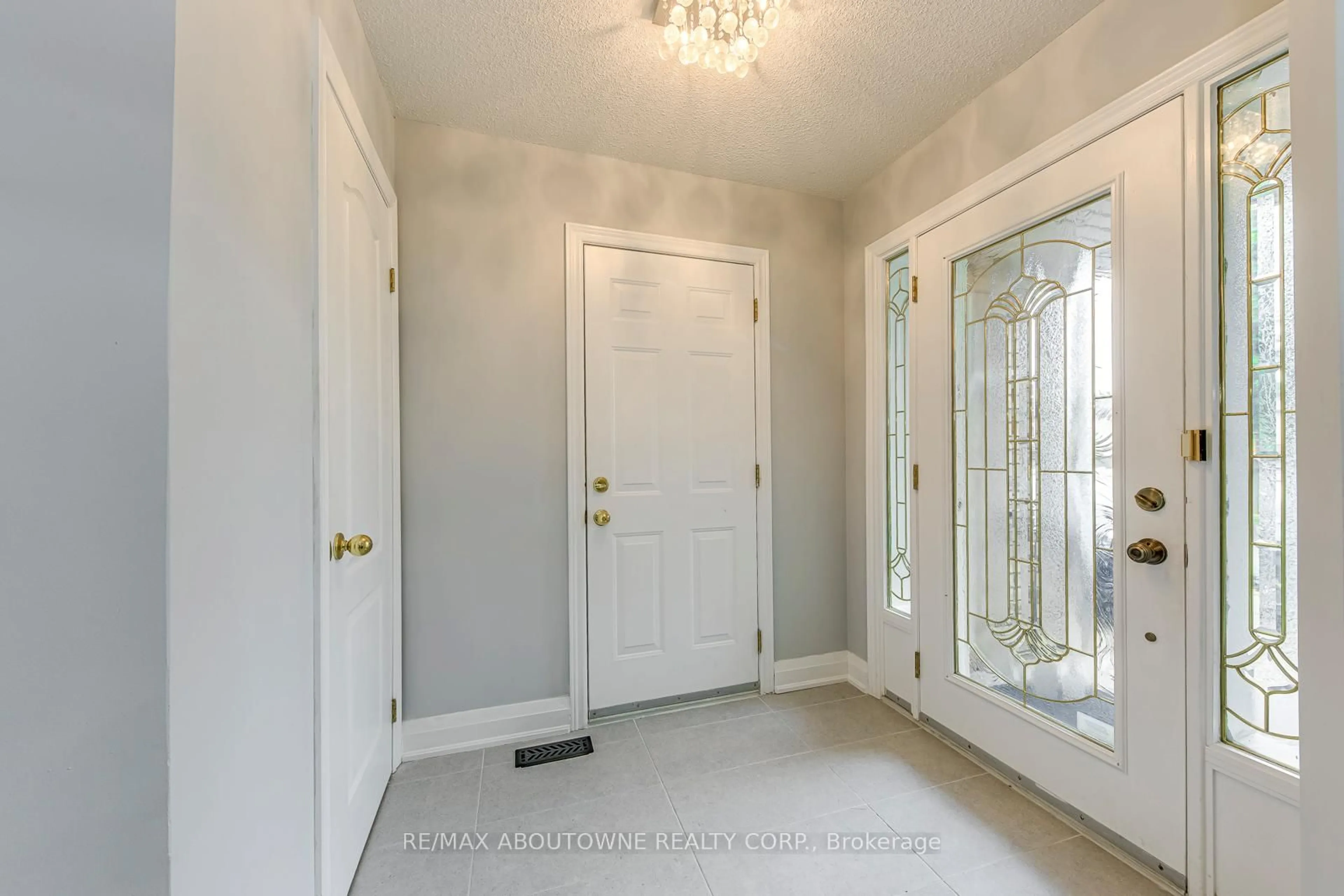 Indoor entryway for 2387 Heslop St, Burlington Ontario L7L 6N8