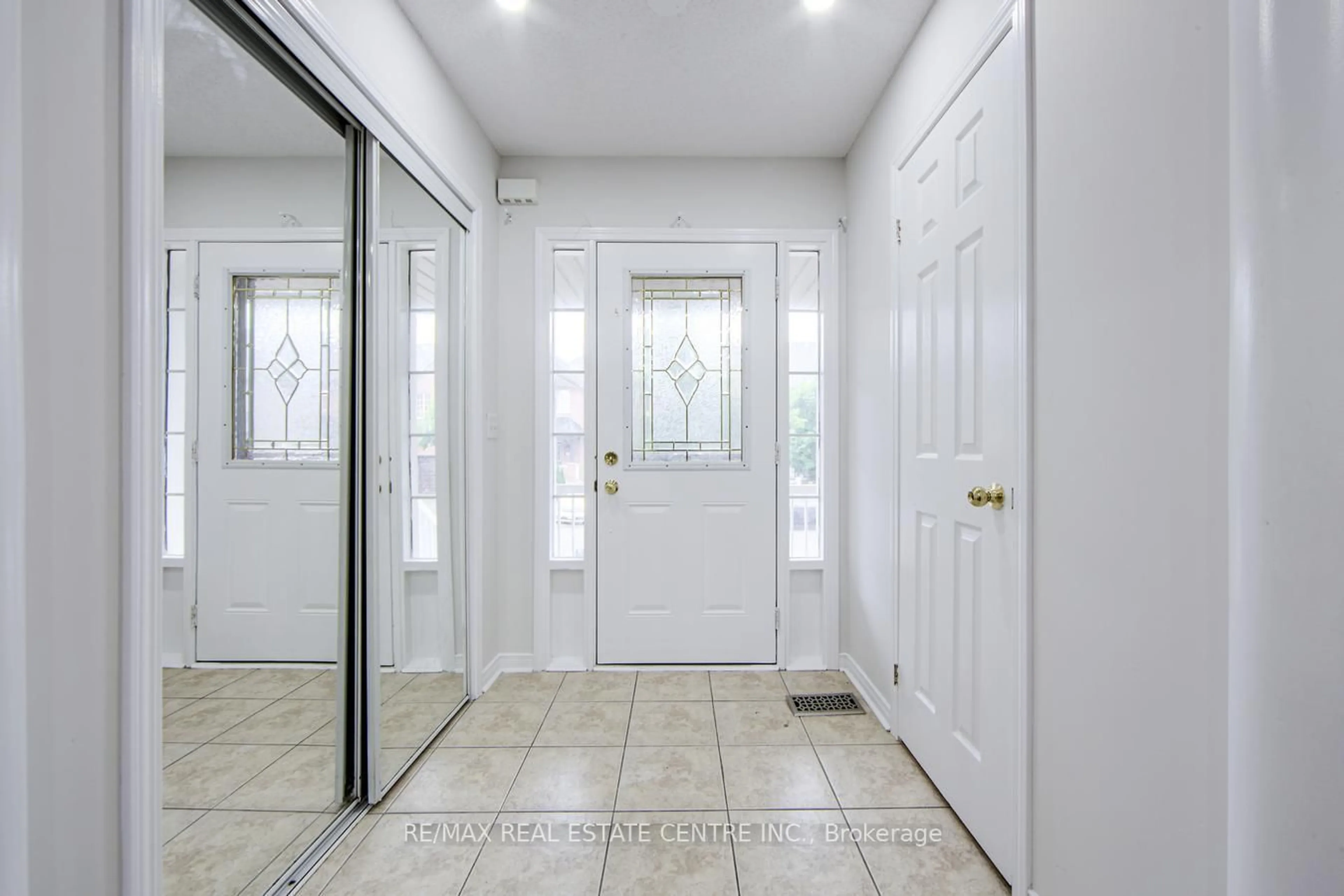 Indoor entryway for 359 Bussel Cres, Milton Ontario L9T 0W6