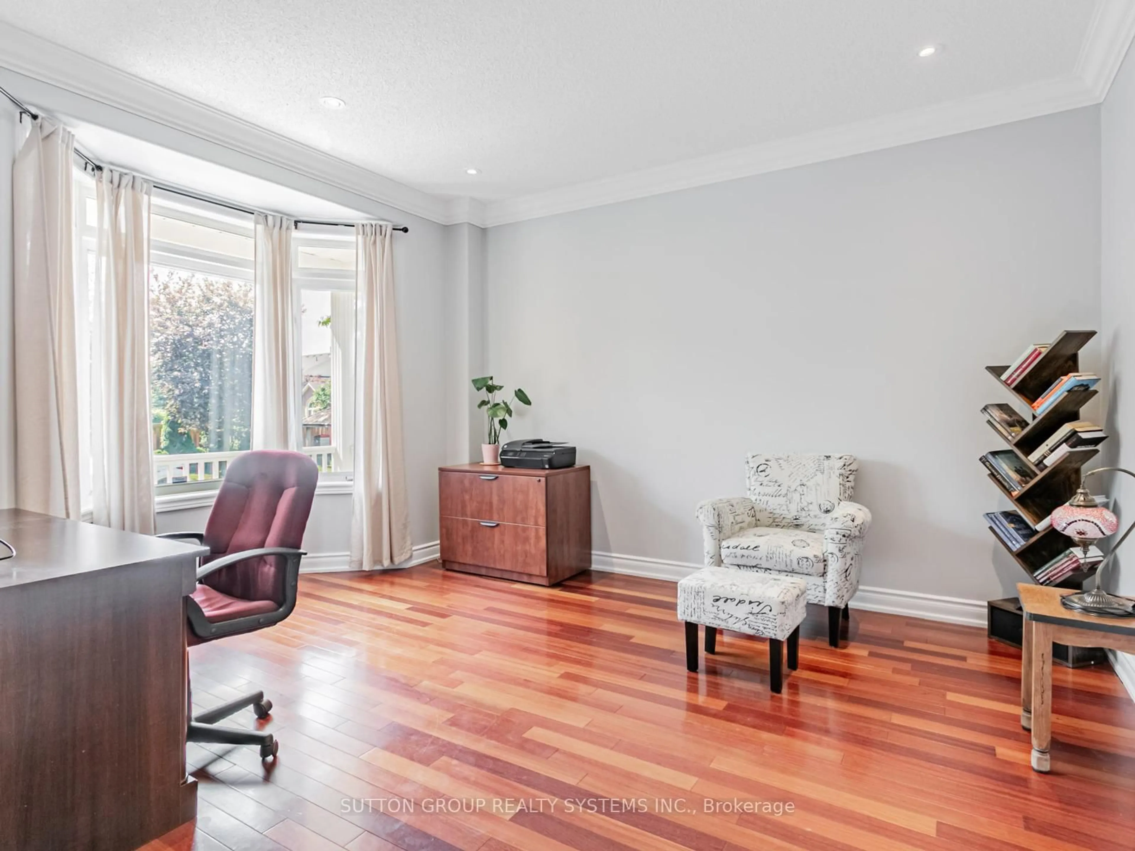 Living room with furniture, wood/laminate floor for 935 Gaslight Way, Mississauga Ontario L5W 1A4
