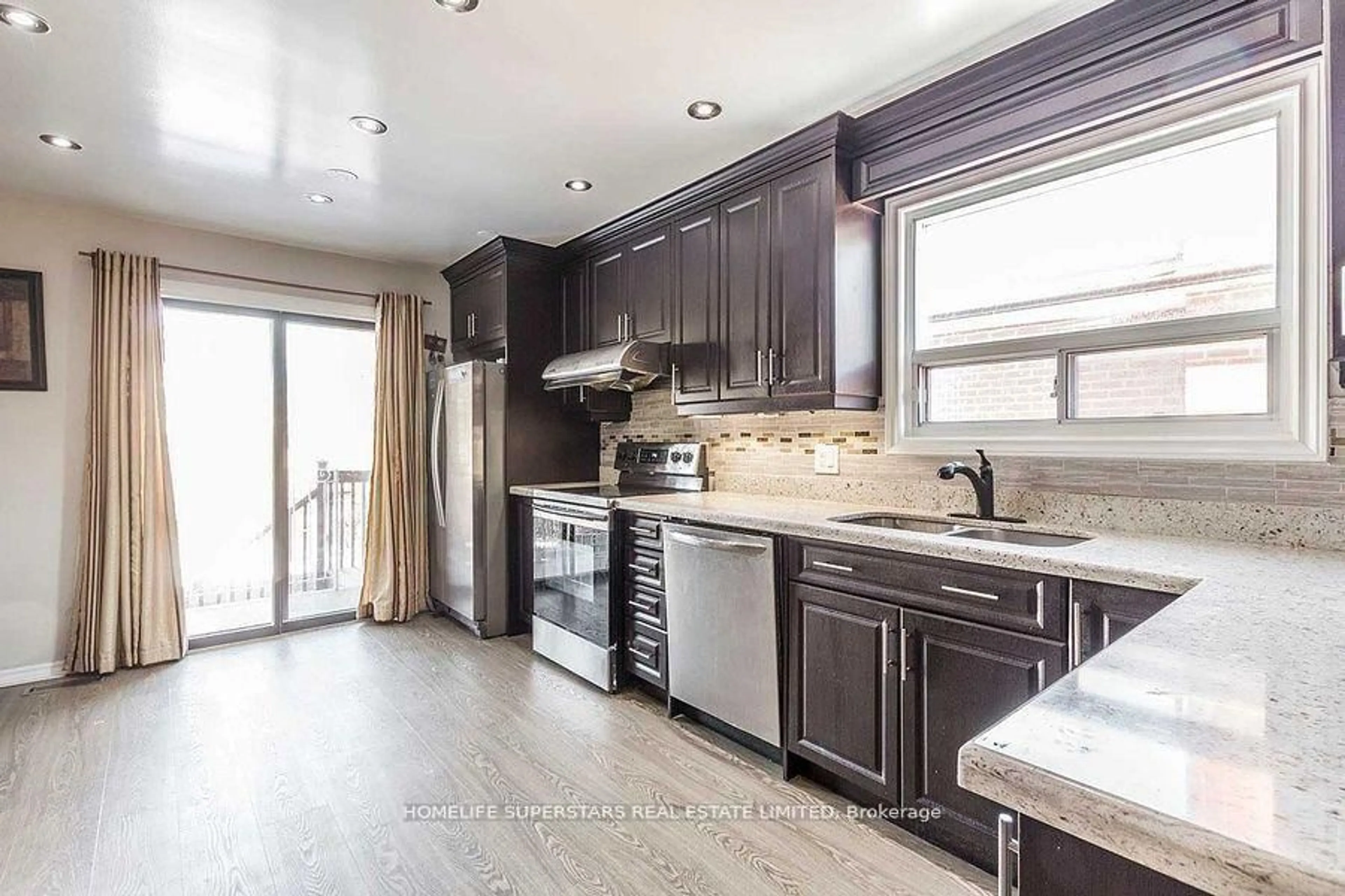 Contemporary kitchen, unknown for 28 Bramhall Crt, Brampton Ontario L6V 3L2