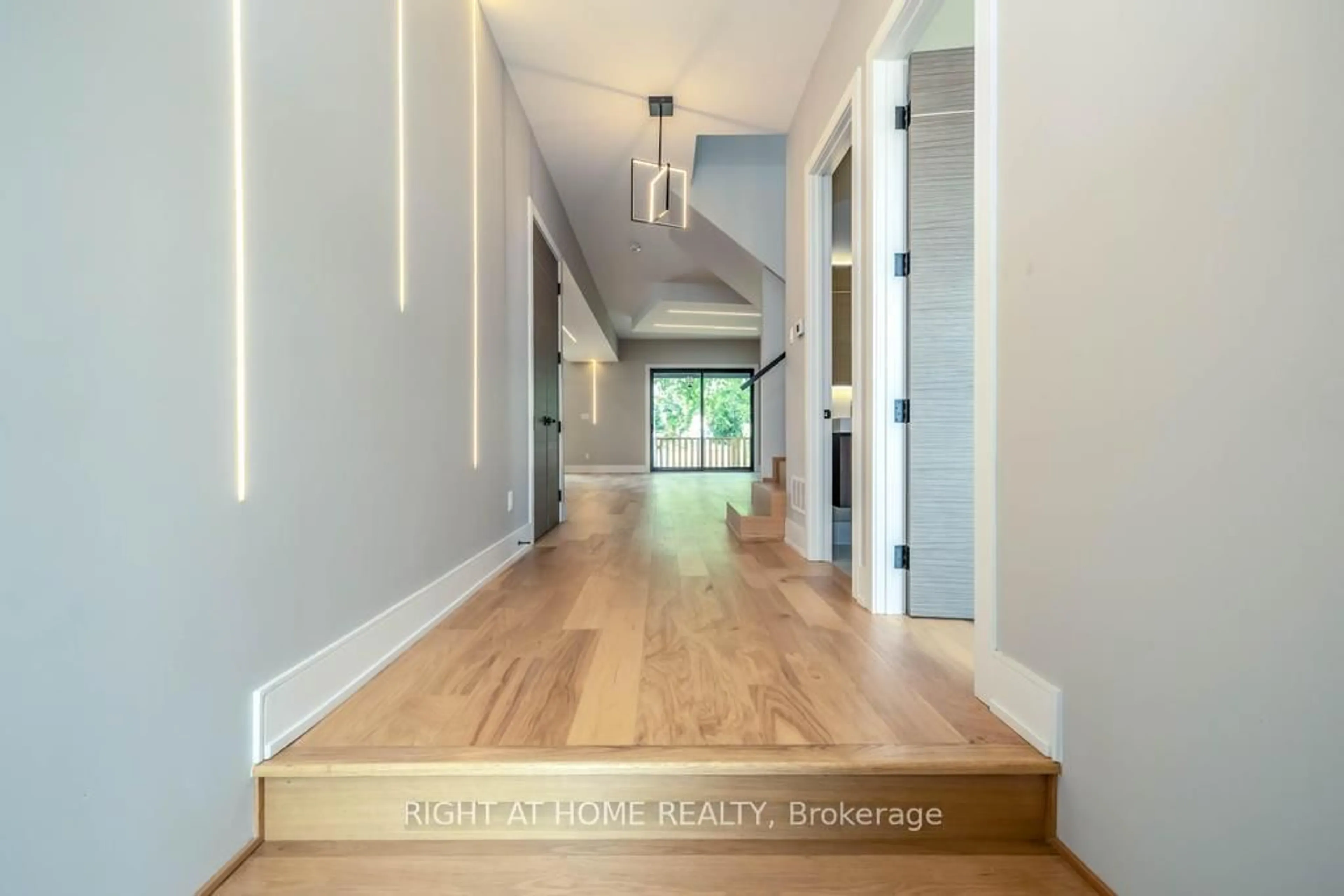Indoor entryway for 16 Walsh Ave, Toronto Ontario M9M 1B6