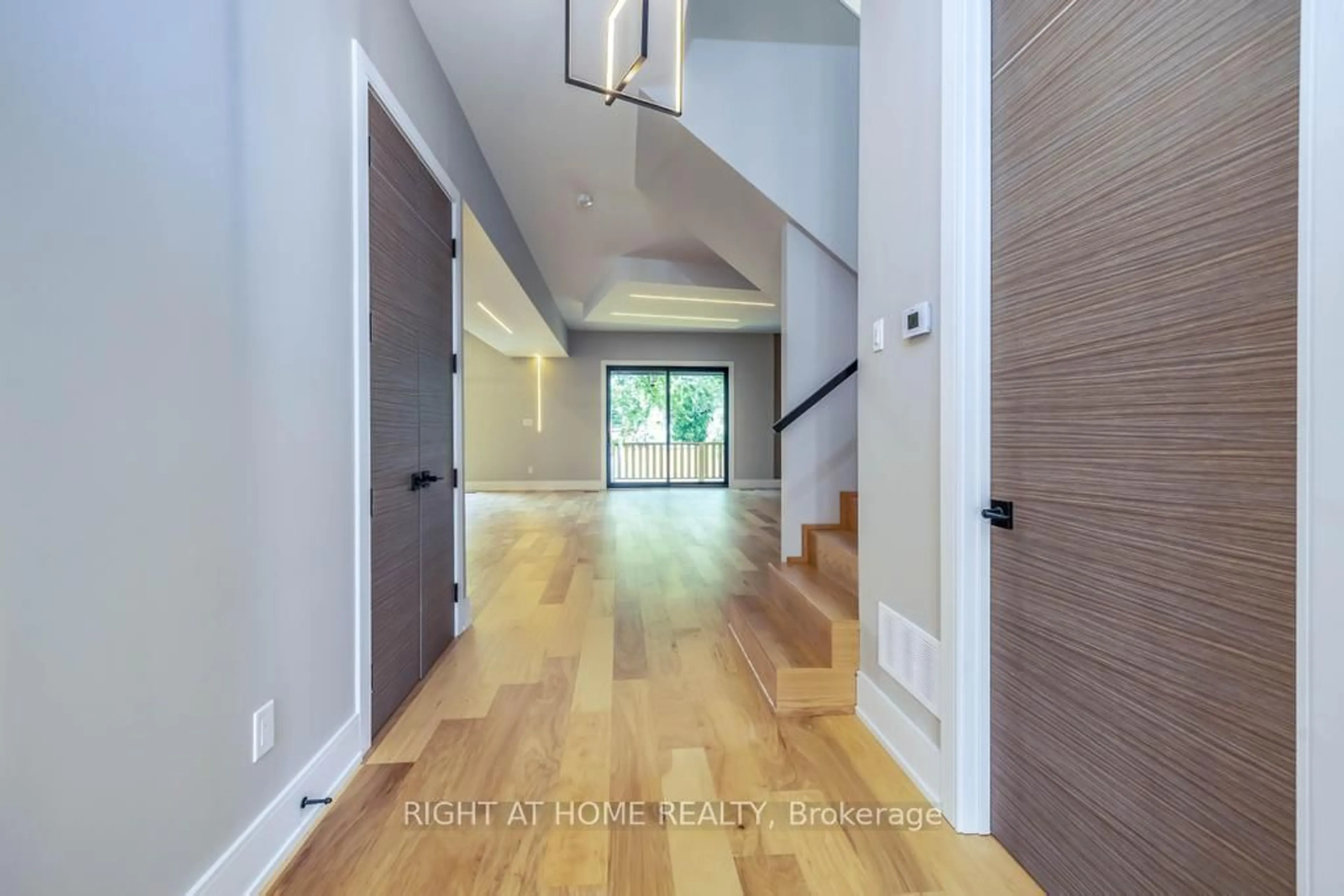 Indoor entryway for 16 Walsh Ave, Toronto Ontario M9M 1B6