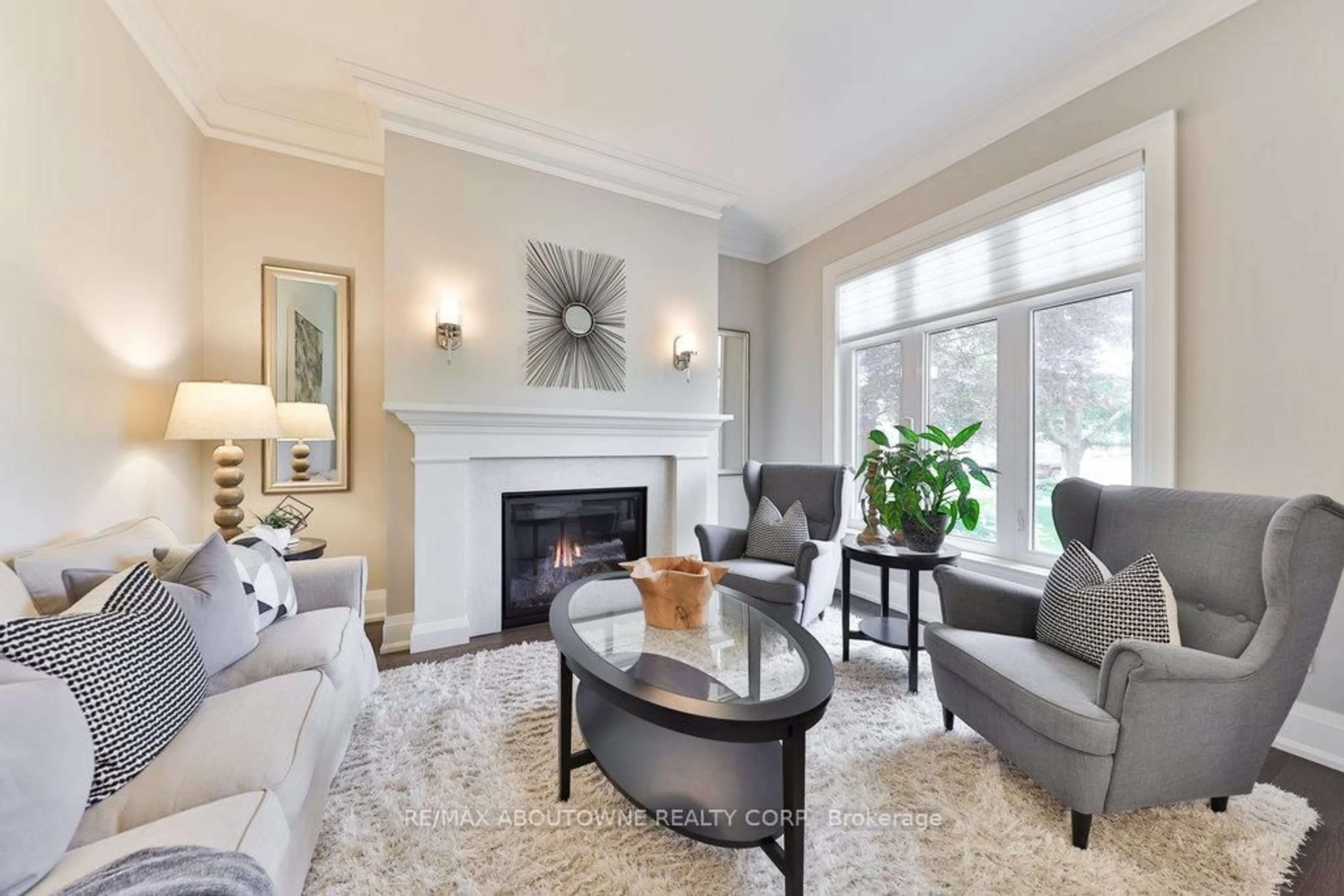 Living room with furniture, unknown for 408 Saville Cres, Oakville Ontario L6L 3T8