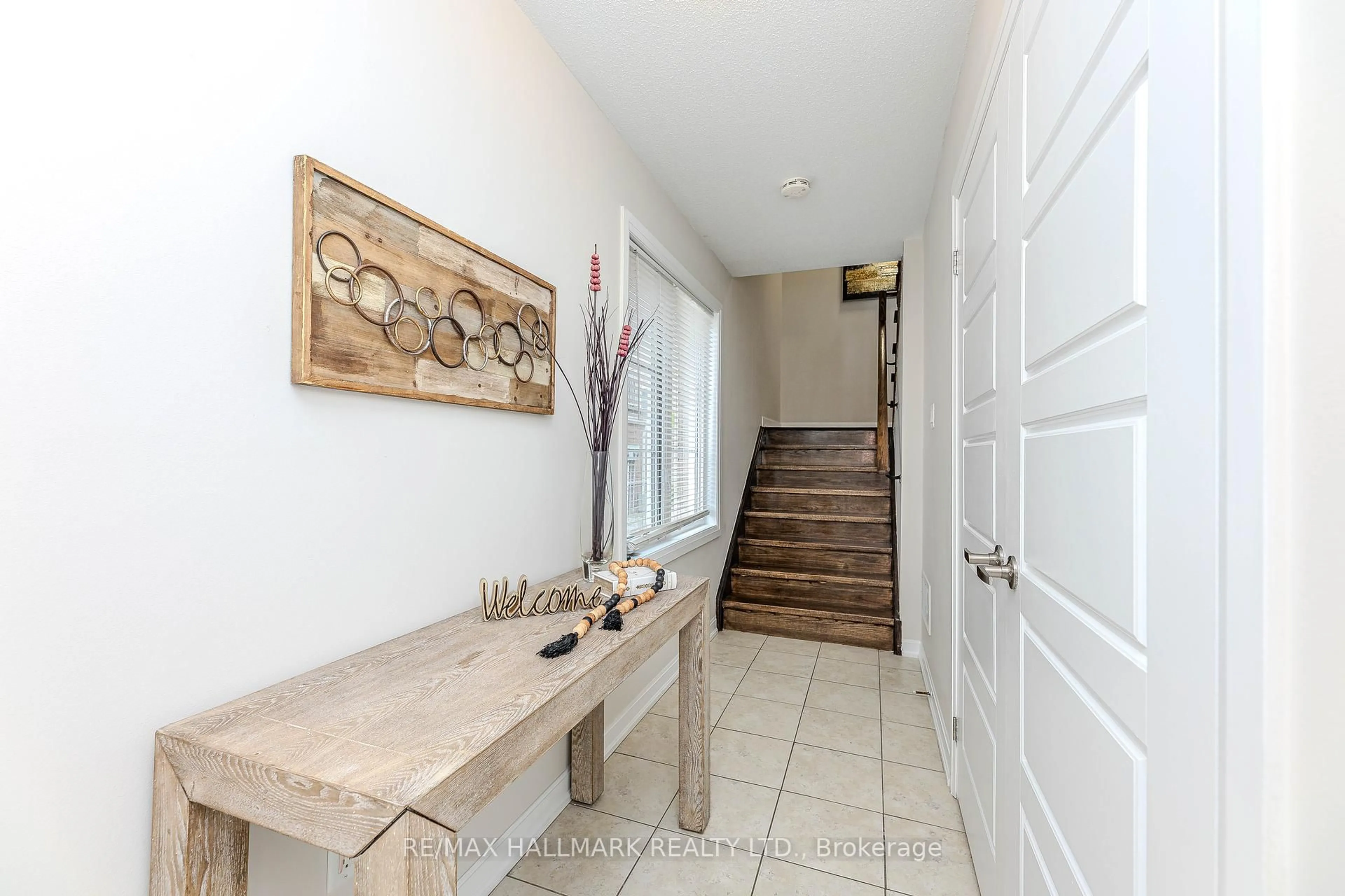 Indoor entryway for 165 Hampshire Way #146, Milton Ontario L9T 8M7