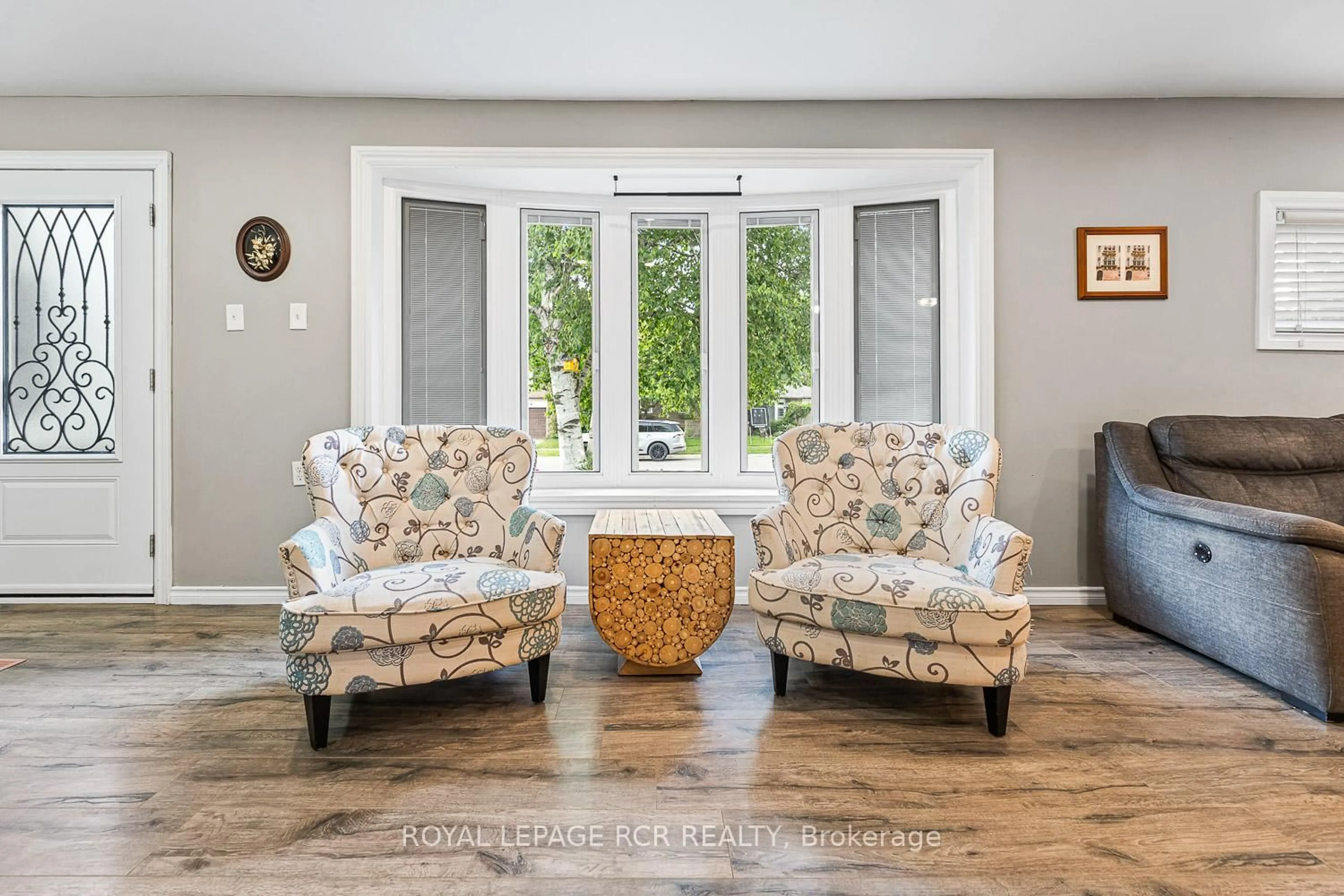 Living room with furniture, unknown for 27 Rustic Cres, Orangeville Ontario L9W 1T1