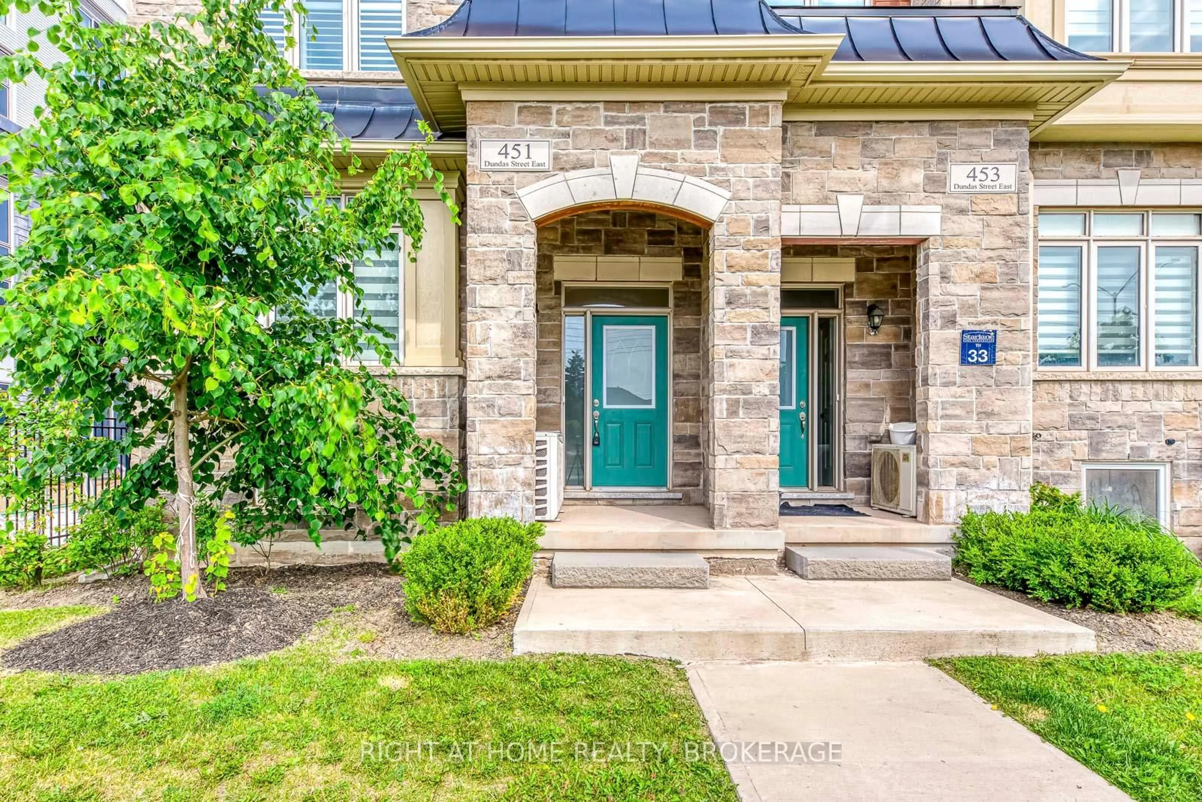 Unknown for 451 Dundas St, Oakville Ontario L6H 3P4