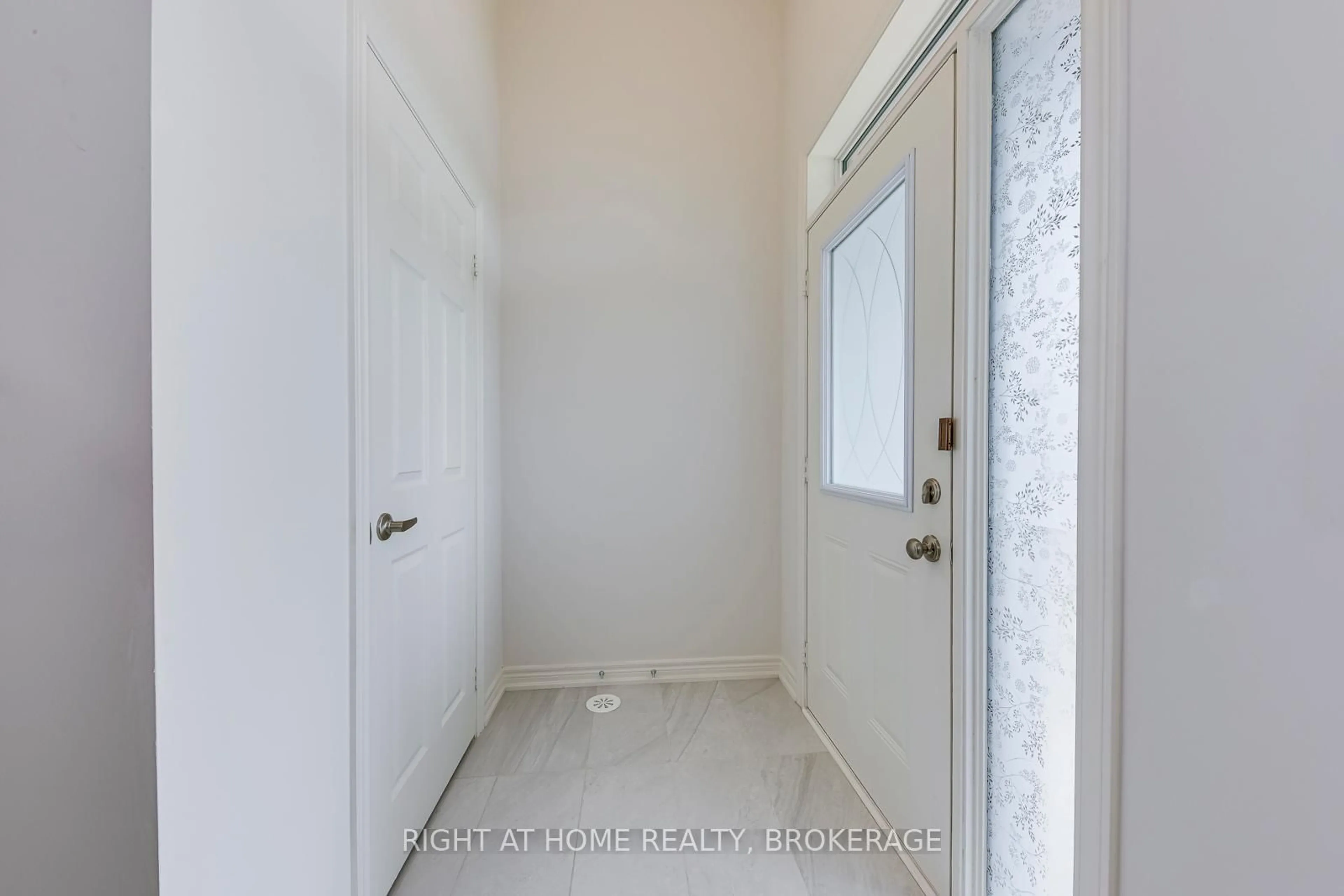 Indoor entryway for 451 Dundas St, Oakville Ontario L6H 3P4