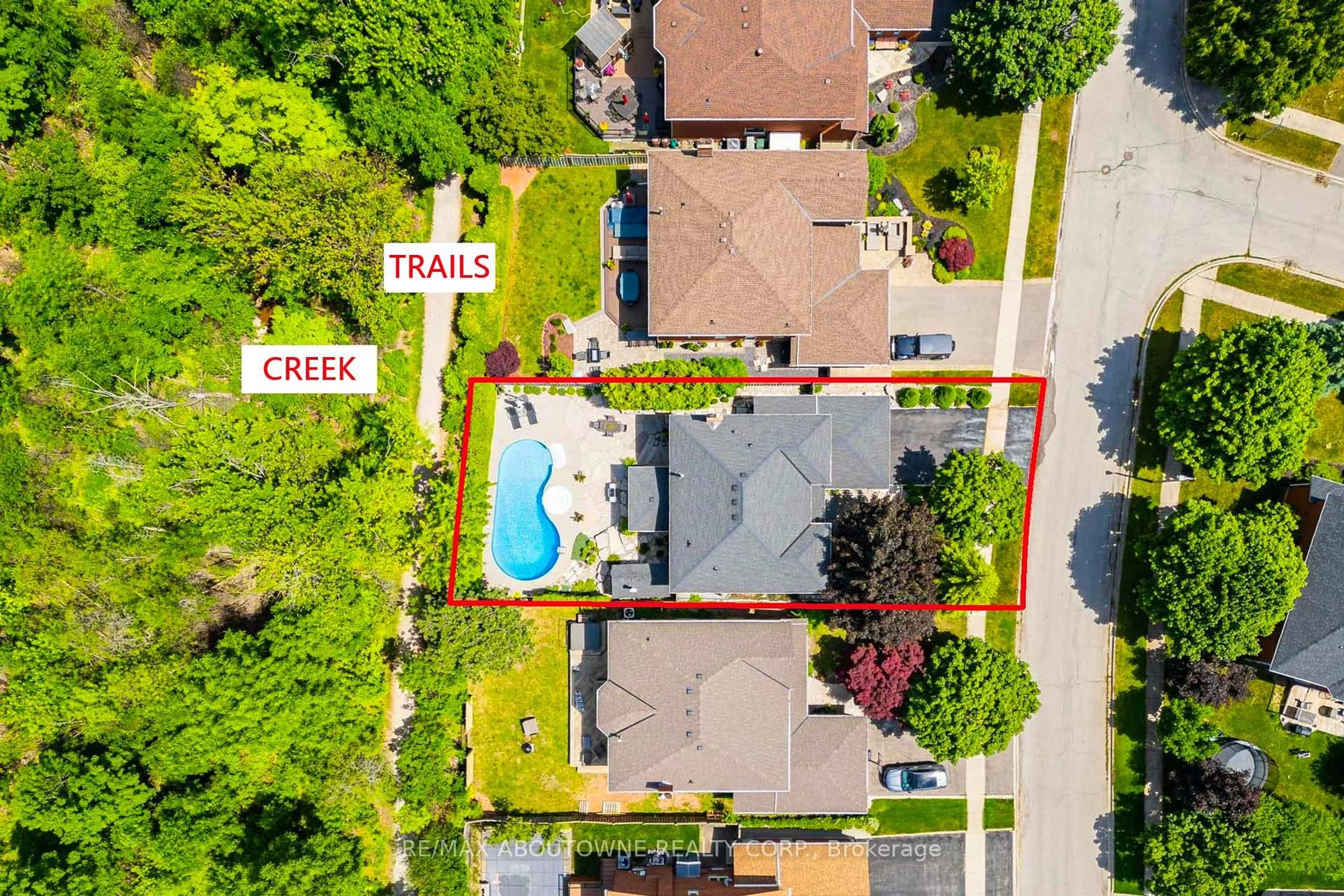 A pic from outside/outdoor area/front of a property/back of a property/a pic from drone, street for 1337 Peartree Circ, Oakville Ontario L6M 2J2