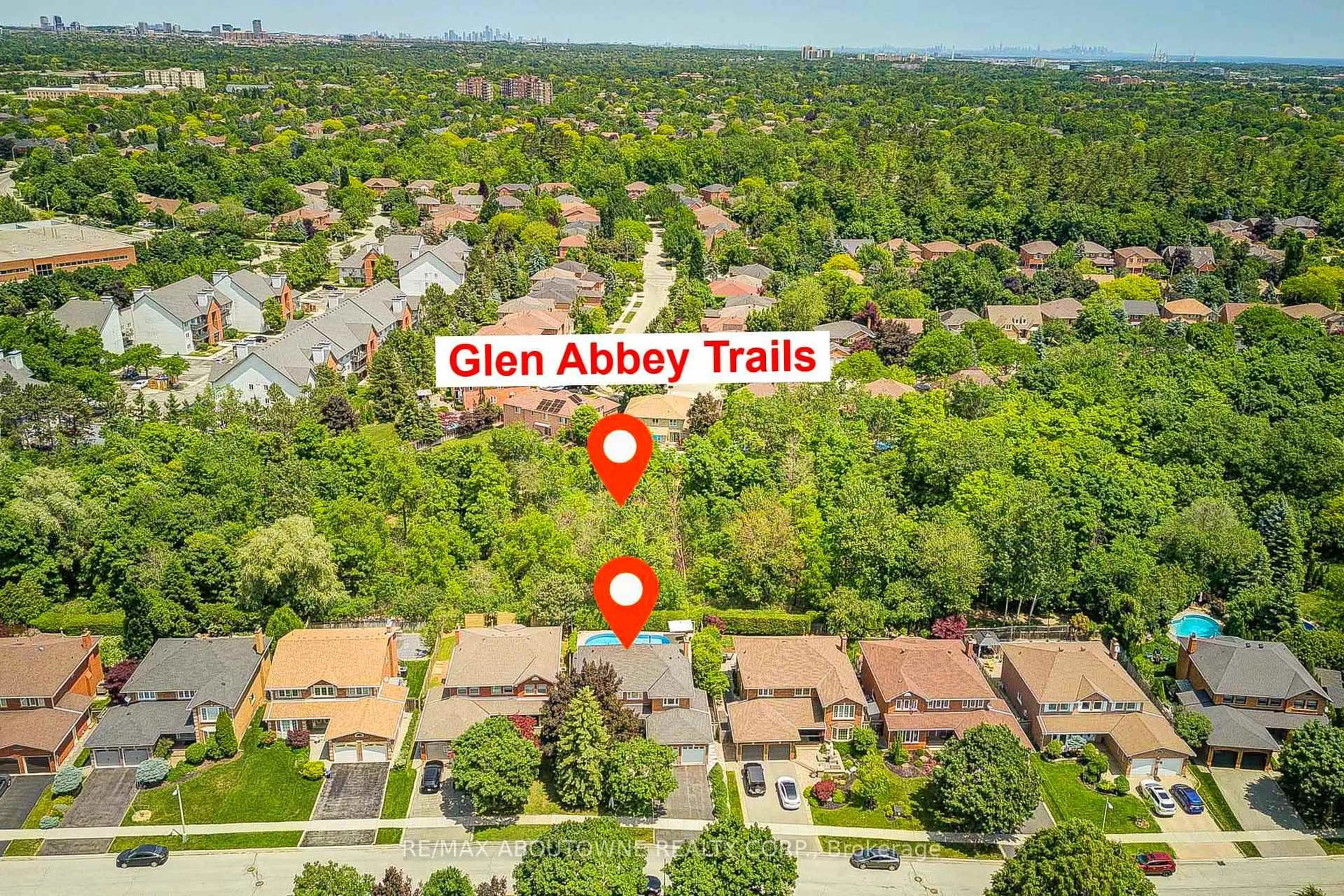A pic from outside/outdoor area/front of a property/back of a property/a pic from drone, forest/trees view for 1337 Peartree Circ, Oakville Ontario L6M 2J2