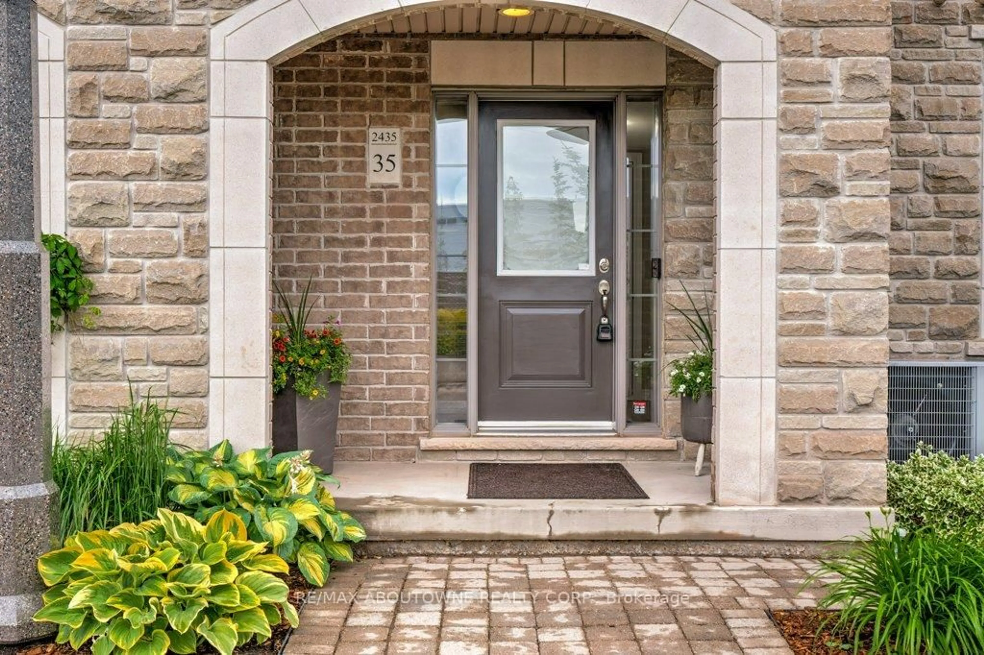 Indoor entryway for 2435 Greenwich Dr #35, Oakville Ontario L6M 0S4