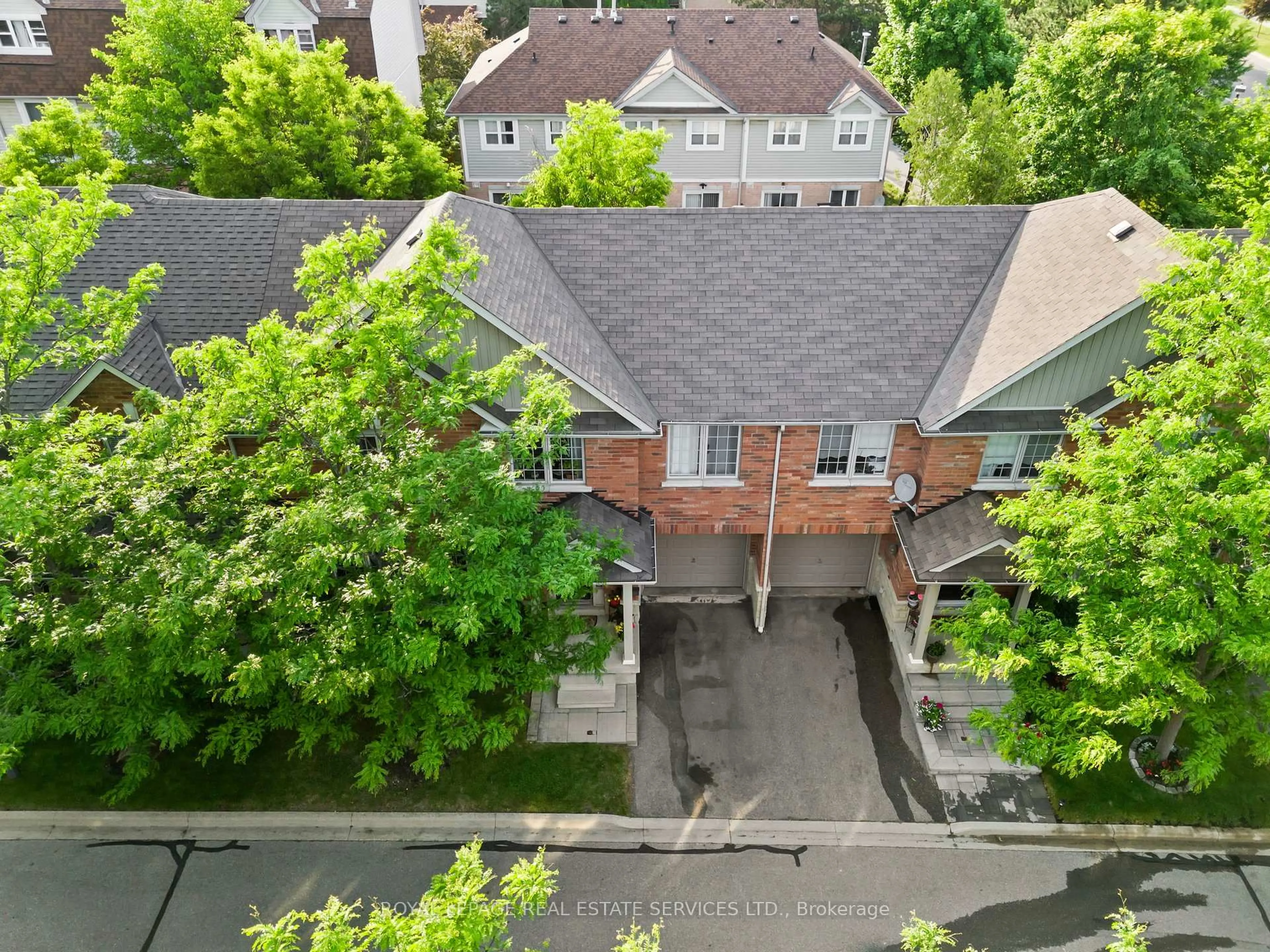 A pic from outside/outdoor area/front of a property/back of a property/a pic from drone, street for 3040 Fifth Line #5, Mississauga Ontario L5L 0A4