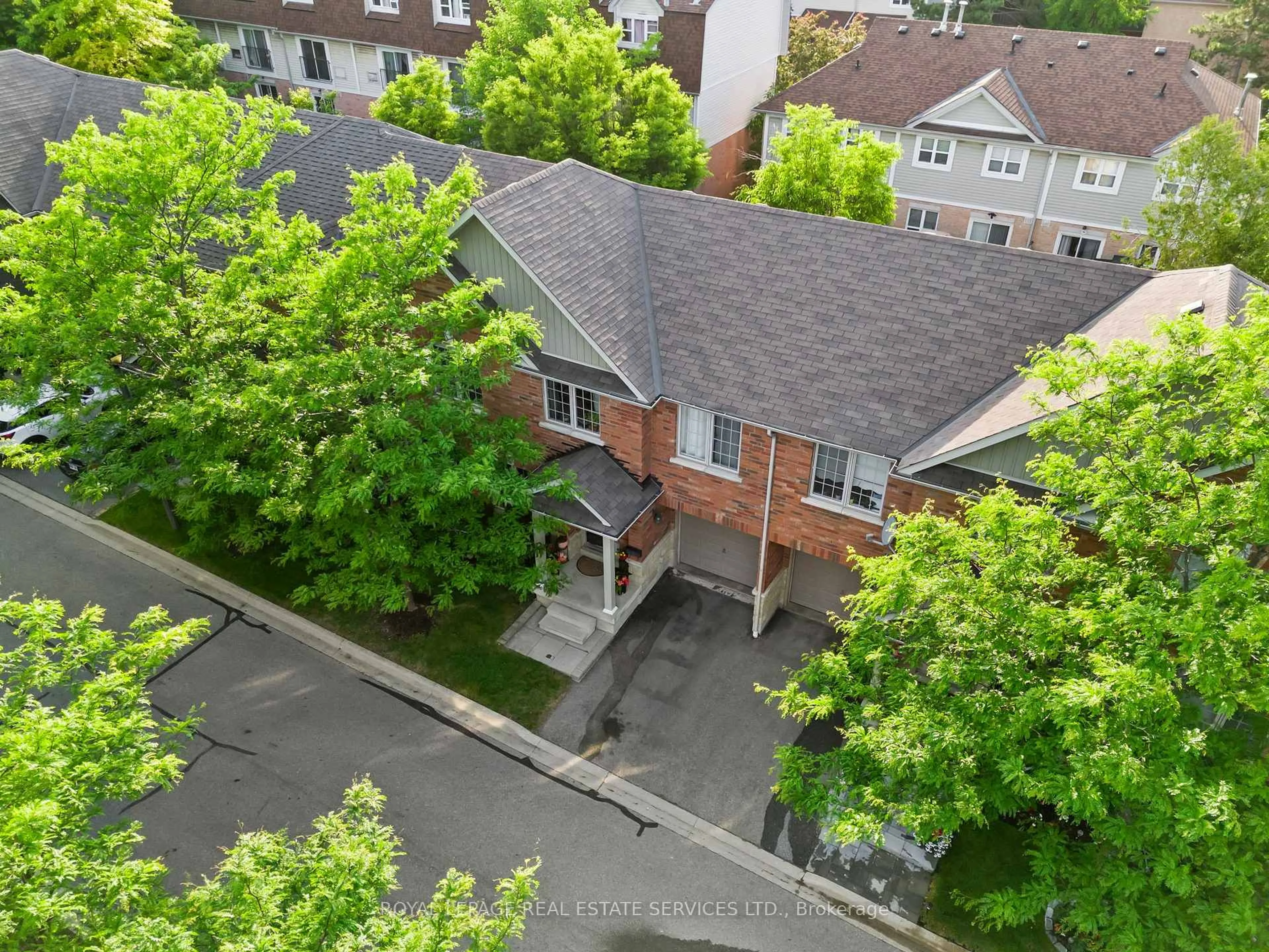 A pic from outside/outdoor area/front of a property/back of a property/a pic from drone, street for 3040 Fifth Line #5, Mississauga Ontario L5L 0A4