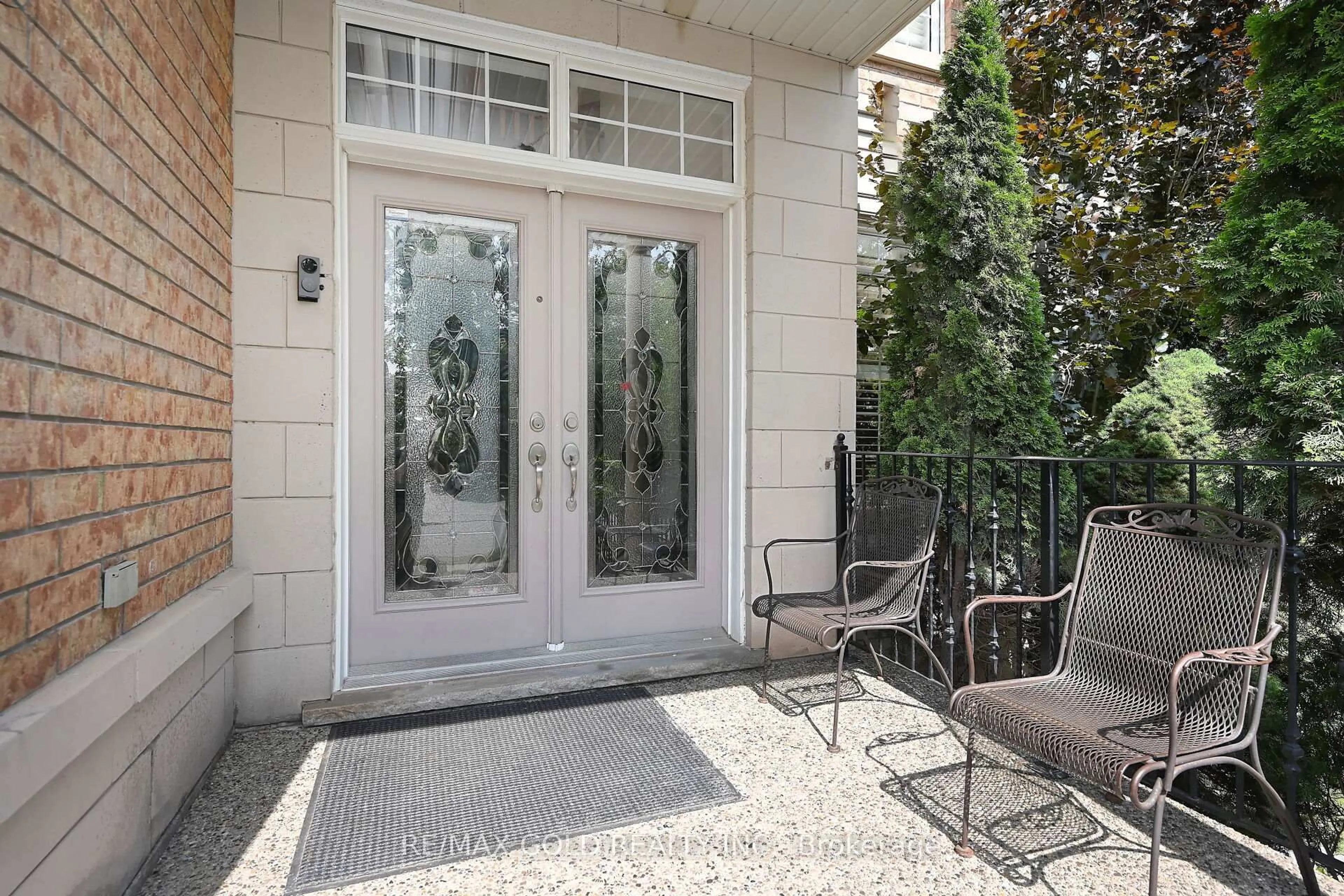 Indoor entryway for 42 Louvain Dr, Brampton Ontario L6P 1W7