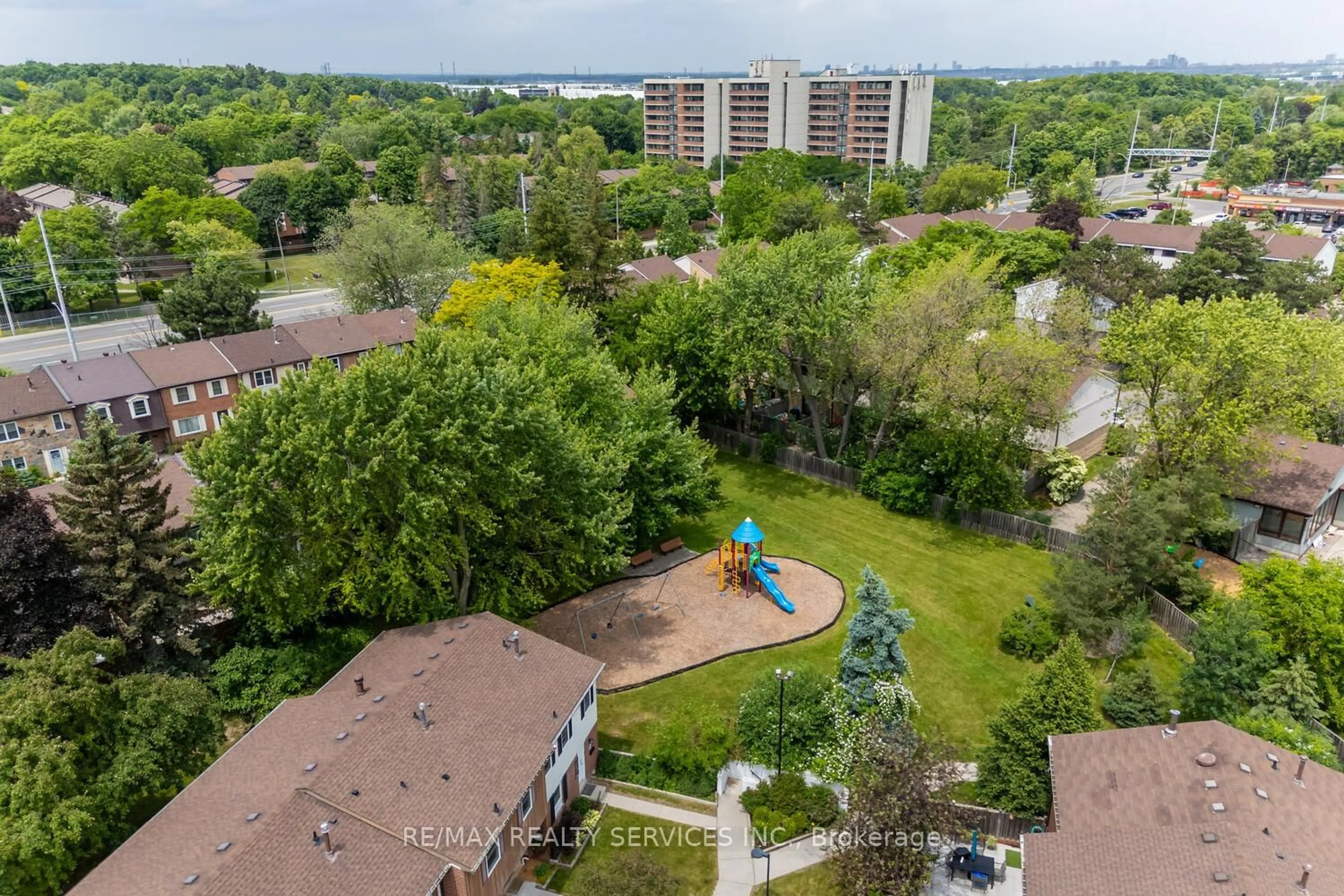 A pic from outside/outdoor area/front of a property/back of a property/a pic from drone, water/lake/river/ocean view for 2825 Gananoque Dr #58, Mississauga Ontario L5N 1V6