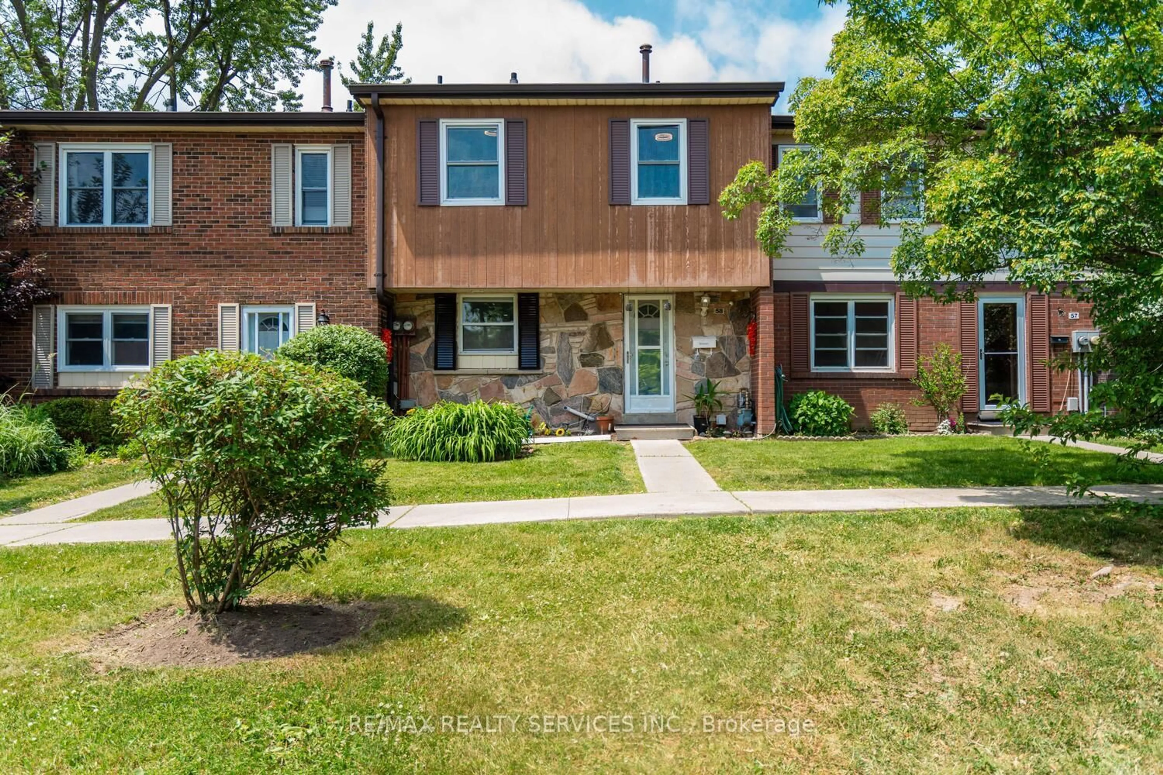 Home with brick exterior material, street for 2825 Gananoque Dr #58, Mississauga Ontario L5N 1V6