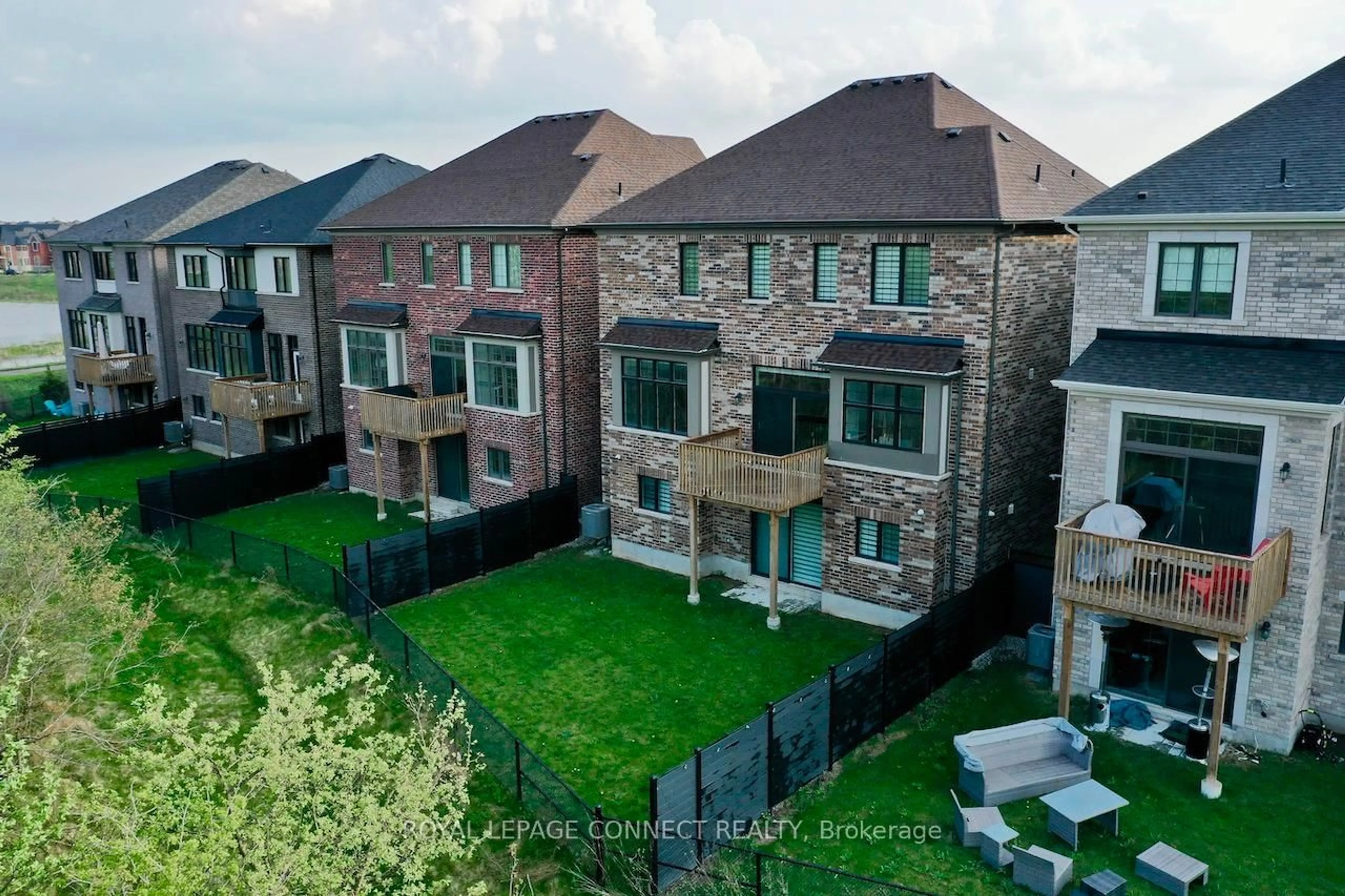 A pic from outside/outdoor area/front of a property/back of a property/a pic from drone, unknown for 1428 Ford Strathy Cres, Oakville Ontario L6H 3W8