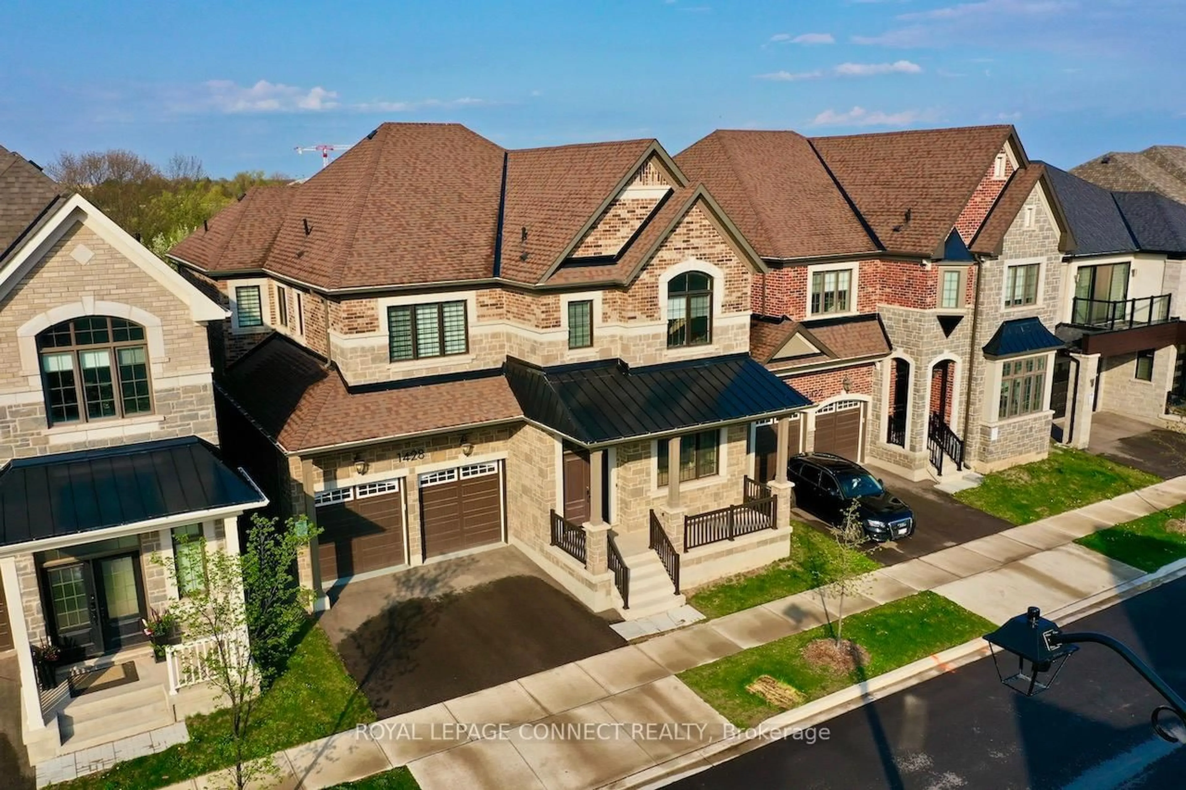 A pic from outside/outdoor area/front of a property/back of a property/a pic from drone, street for 1428 Ford Strathy Cres, Oakville Ontario L6H 3W8
