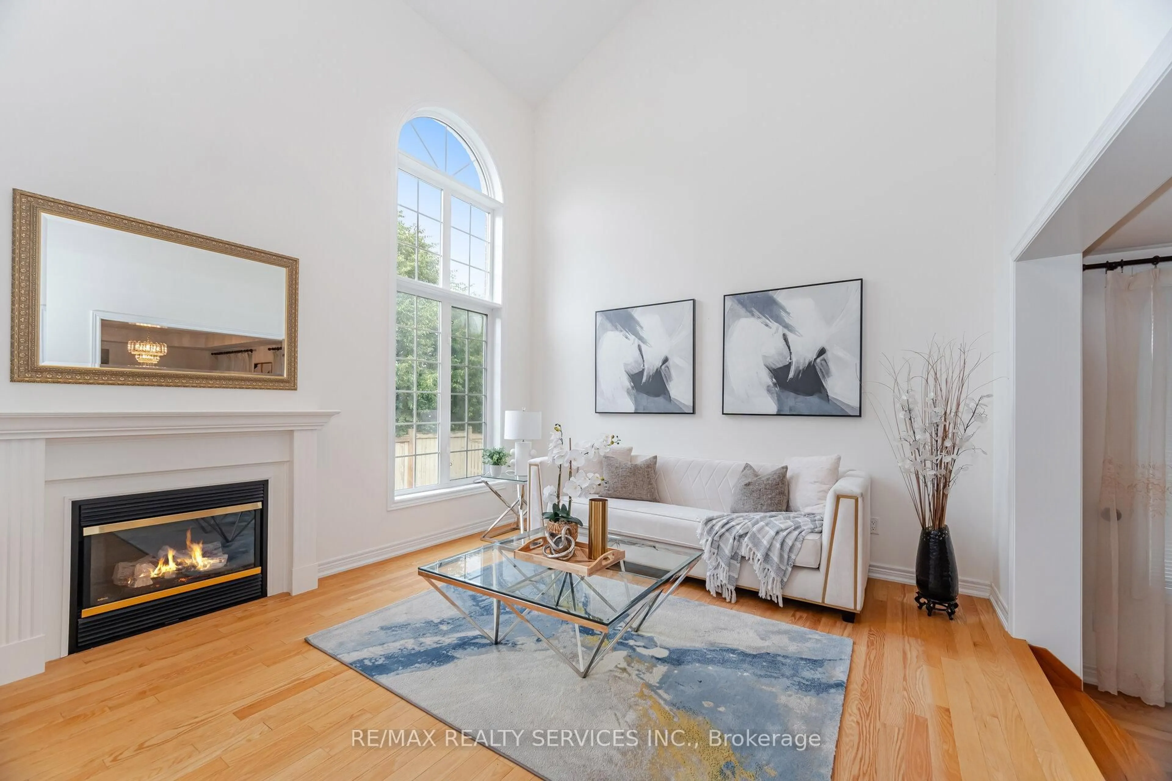 Living room with furniture, unknown for 28 Showboat Cres, Brampton Ontario L6V 4R5