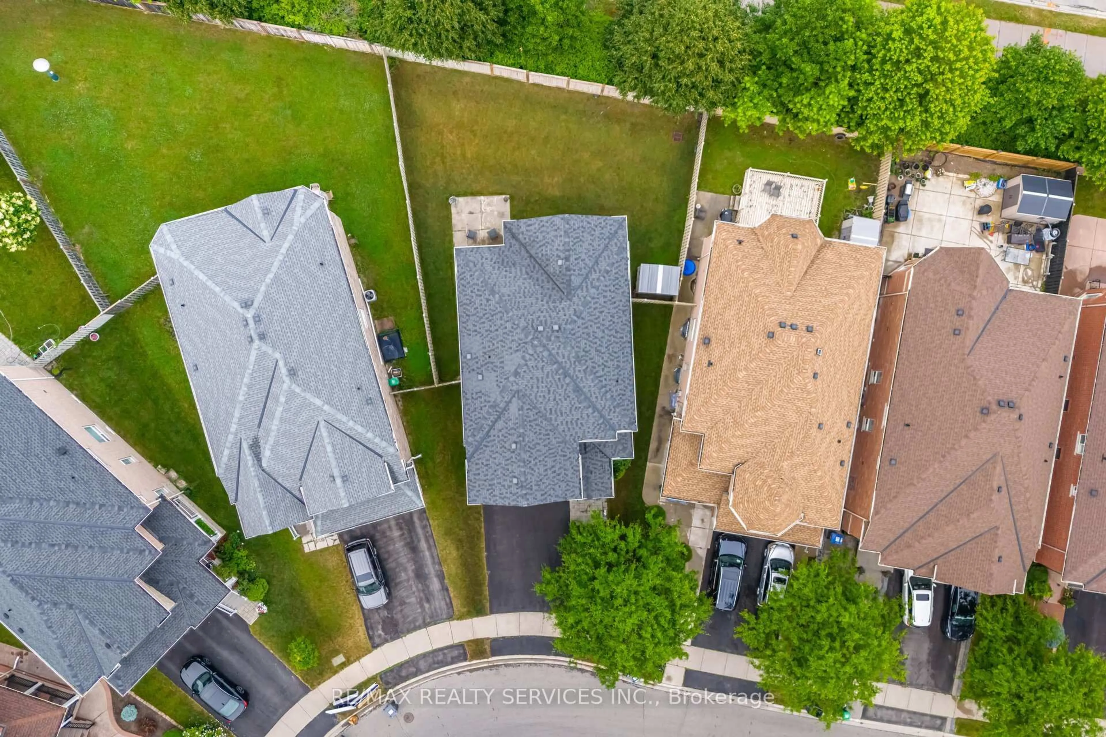 A pic from outside/outdoor area/front of a property/back of a property/a pic from drone, unknown for 28 Showboat Cres, Brampton Ontario L6V 4R5