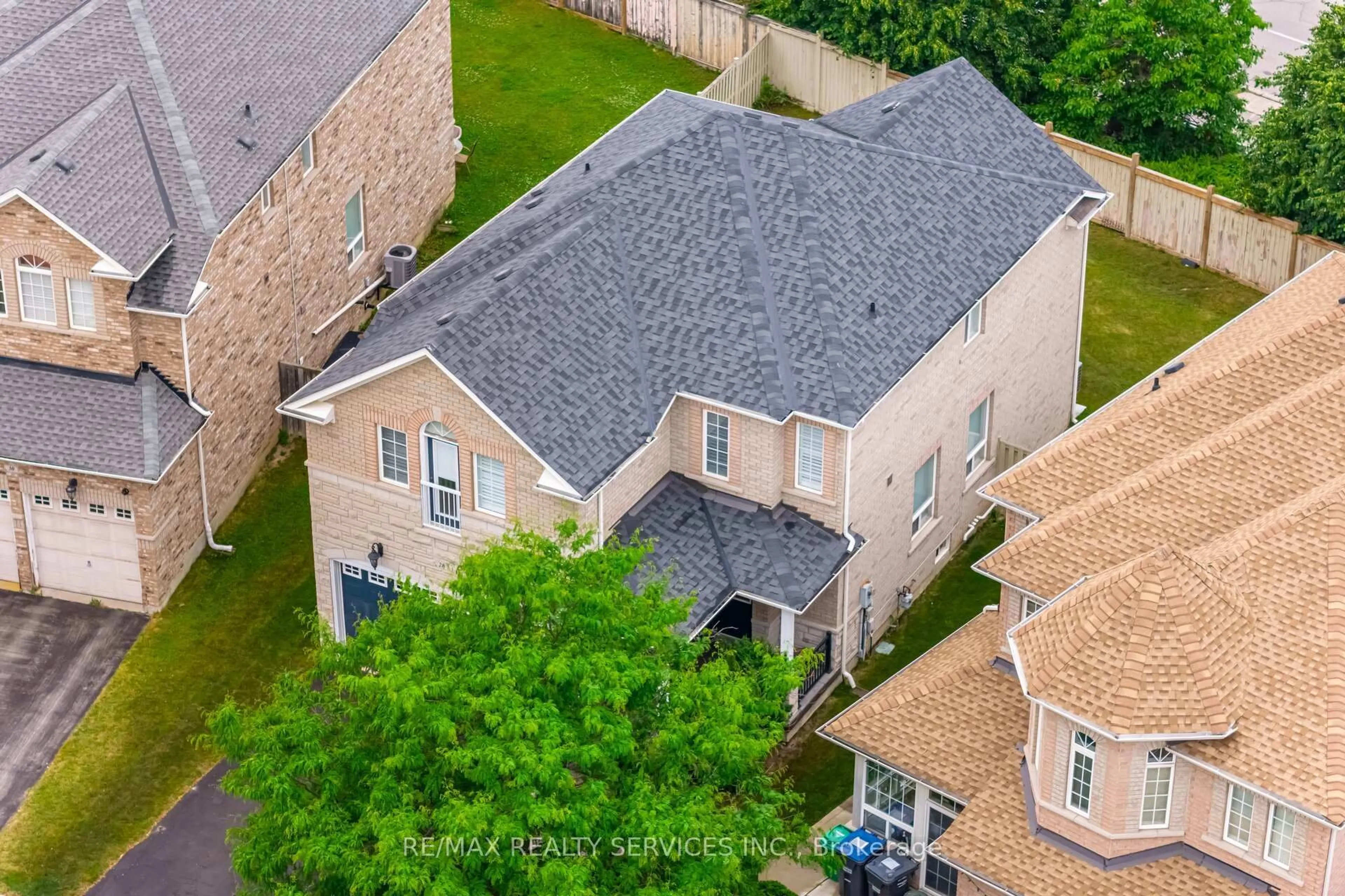 A pic from outside/outdoor area/front of a property/back of a property/a pic from drone, unknown for 28 Showboat Cres, Brampton Ontario L6V 4R5