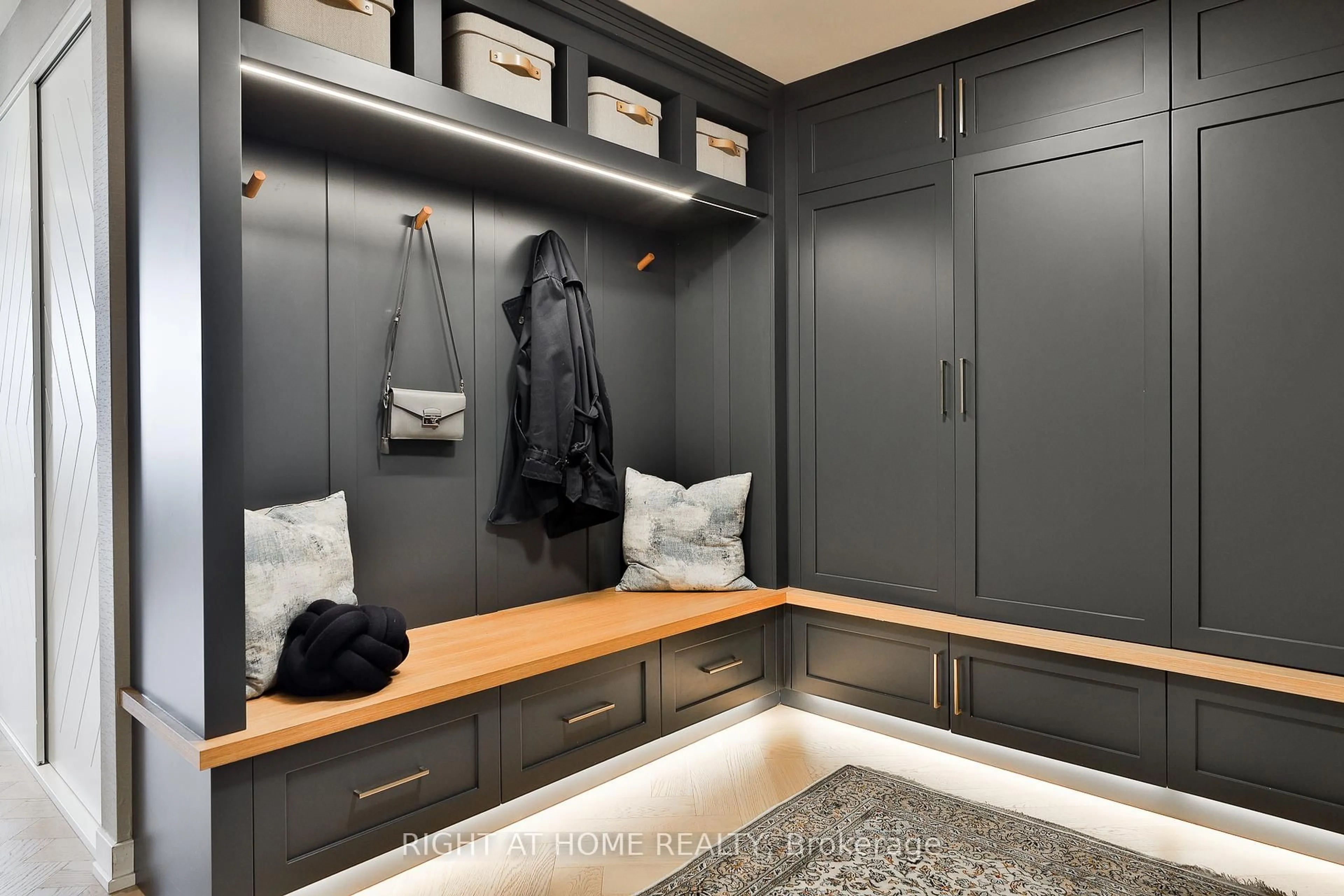 Indoor entryway for 430 Roncesvalles Ave #604, Toronto Ontario M6R 0A6