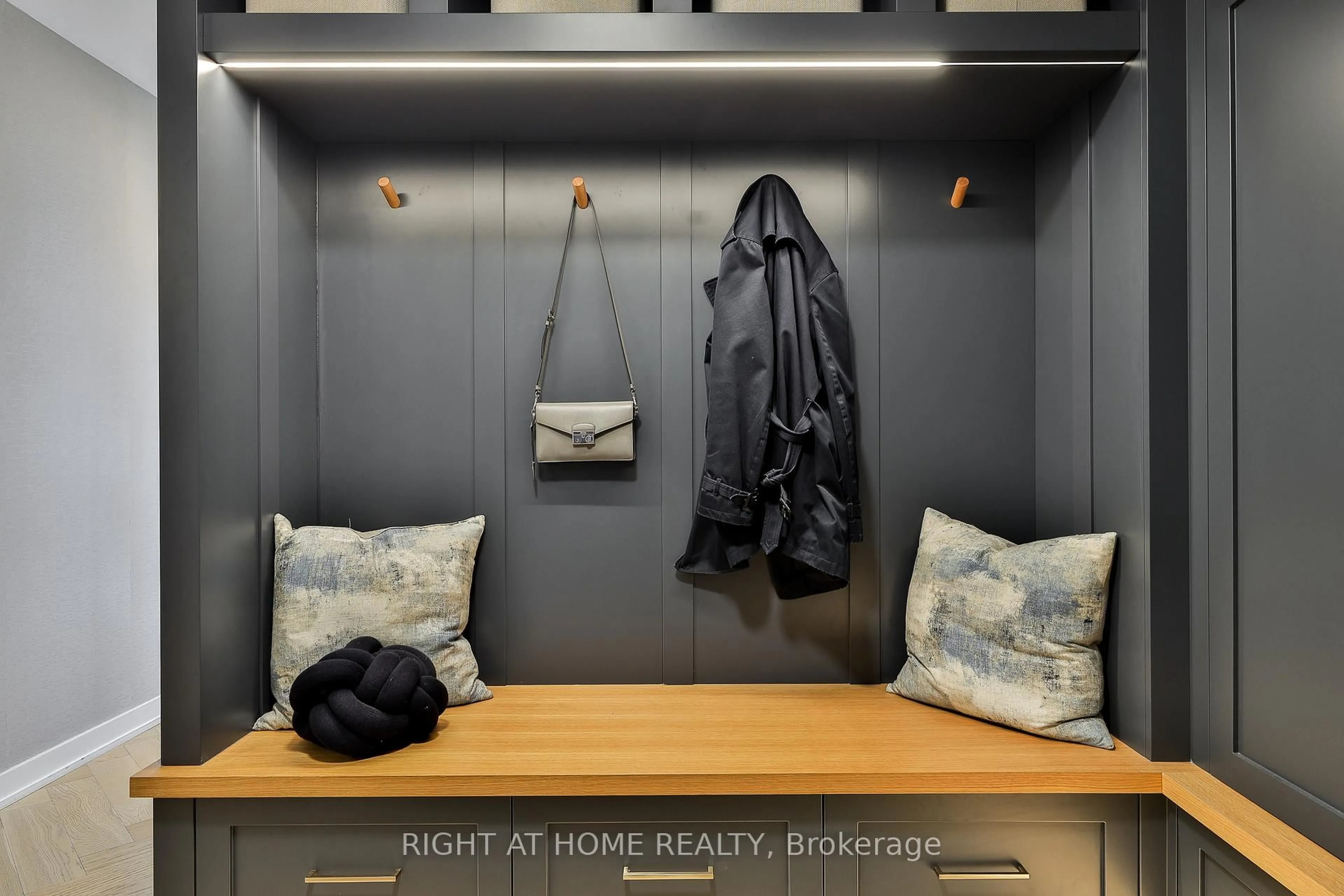 Indoor entryway for 430 Roncesvalles Ave #604, Toronto Ontario M6R 0A6