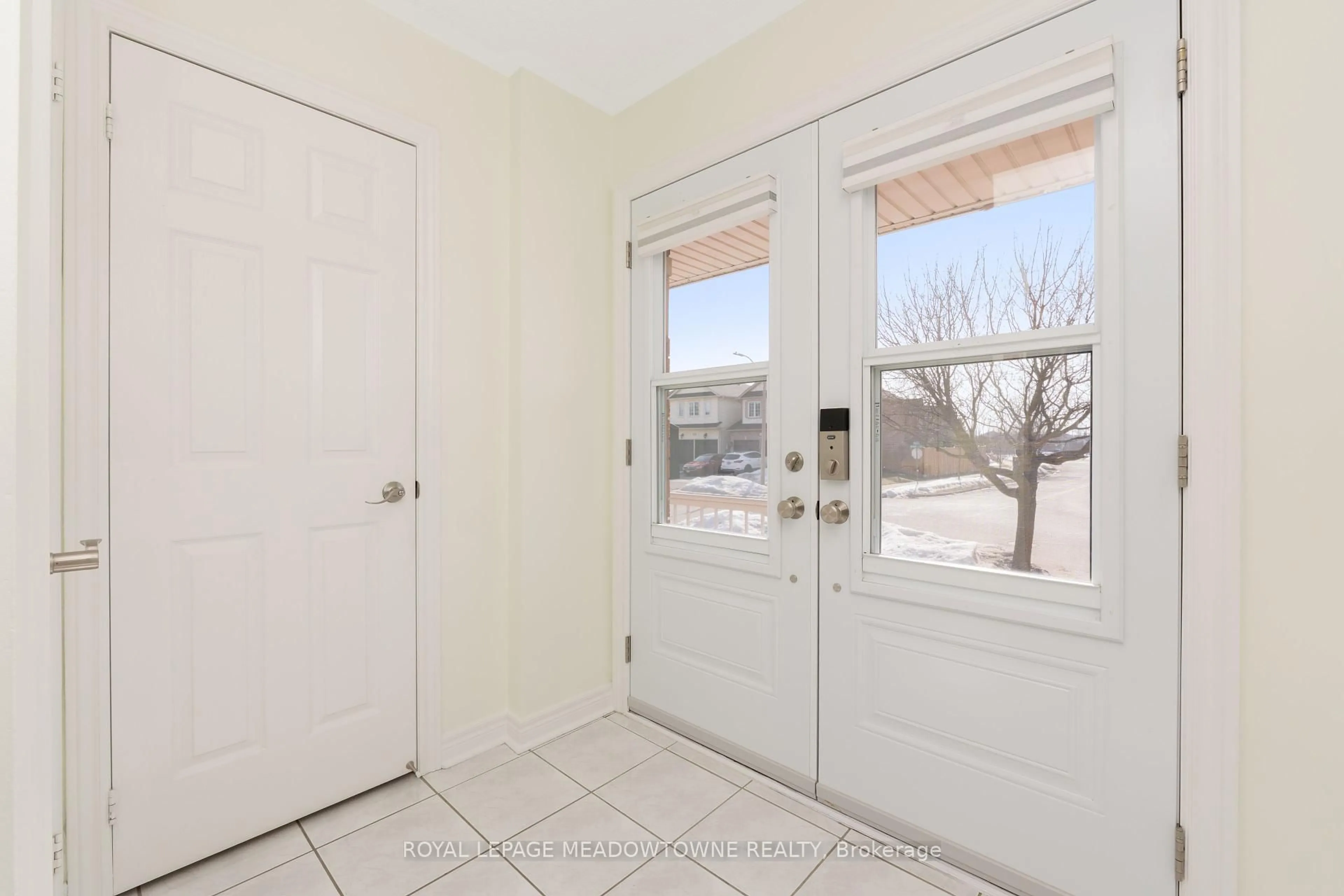 Indoor entryway for 110 Mowat Cres, Halton Hills Ontario L7G 6C8