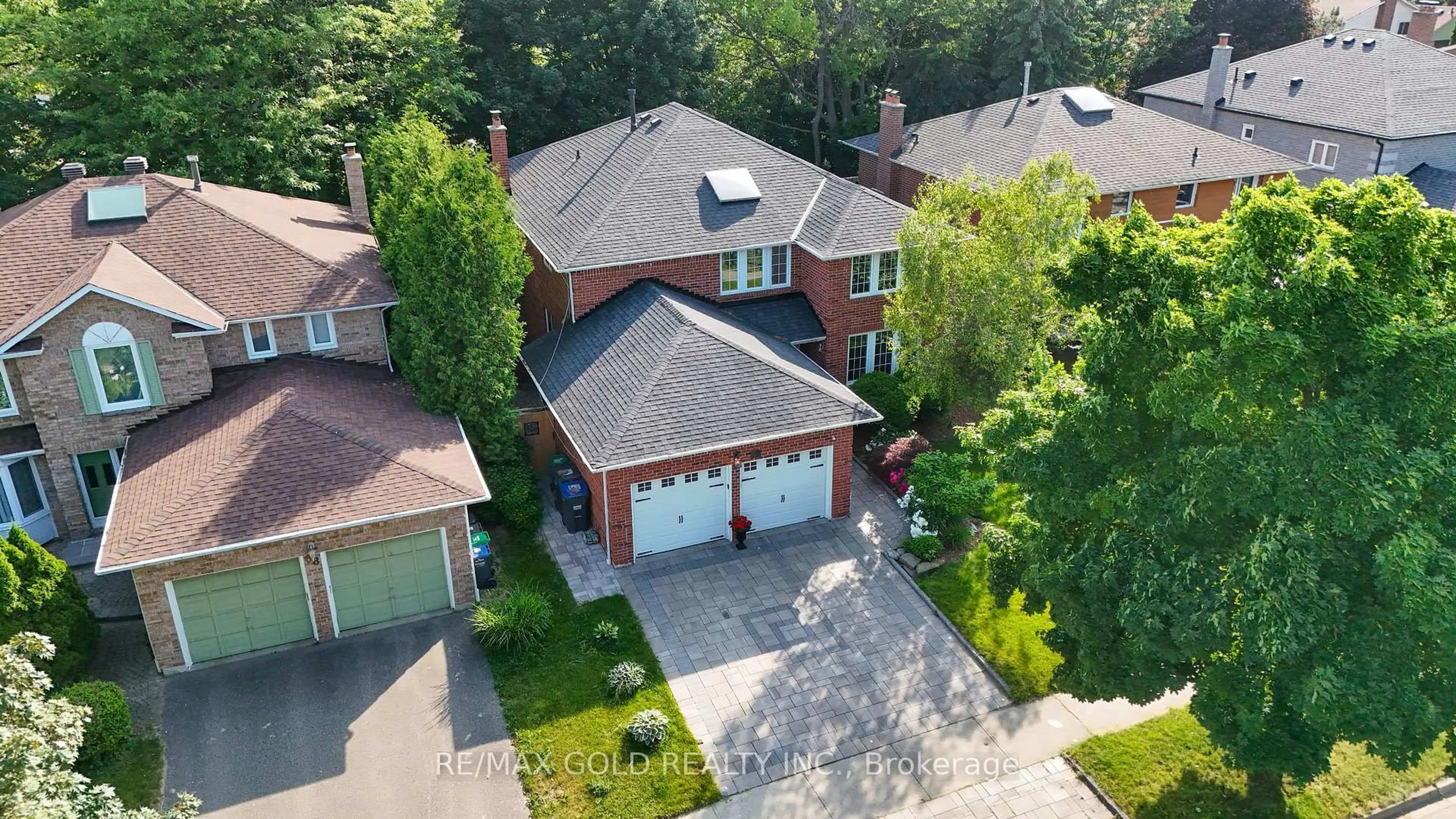 A pic from outside/outdoor area/front of a property/back of a property/a pic from drone, street for 66 Barr Cres, Brampton Ontario L6Z 3E2