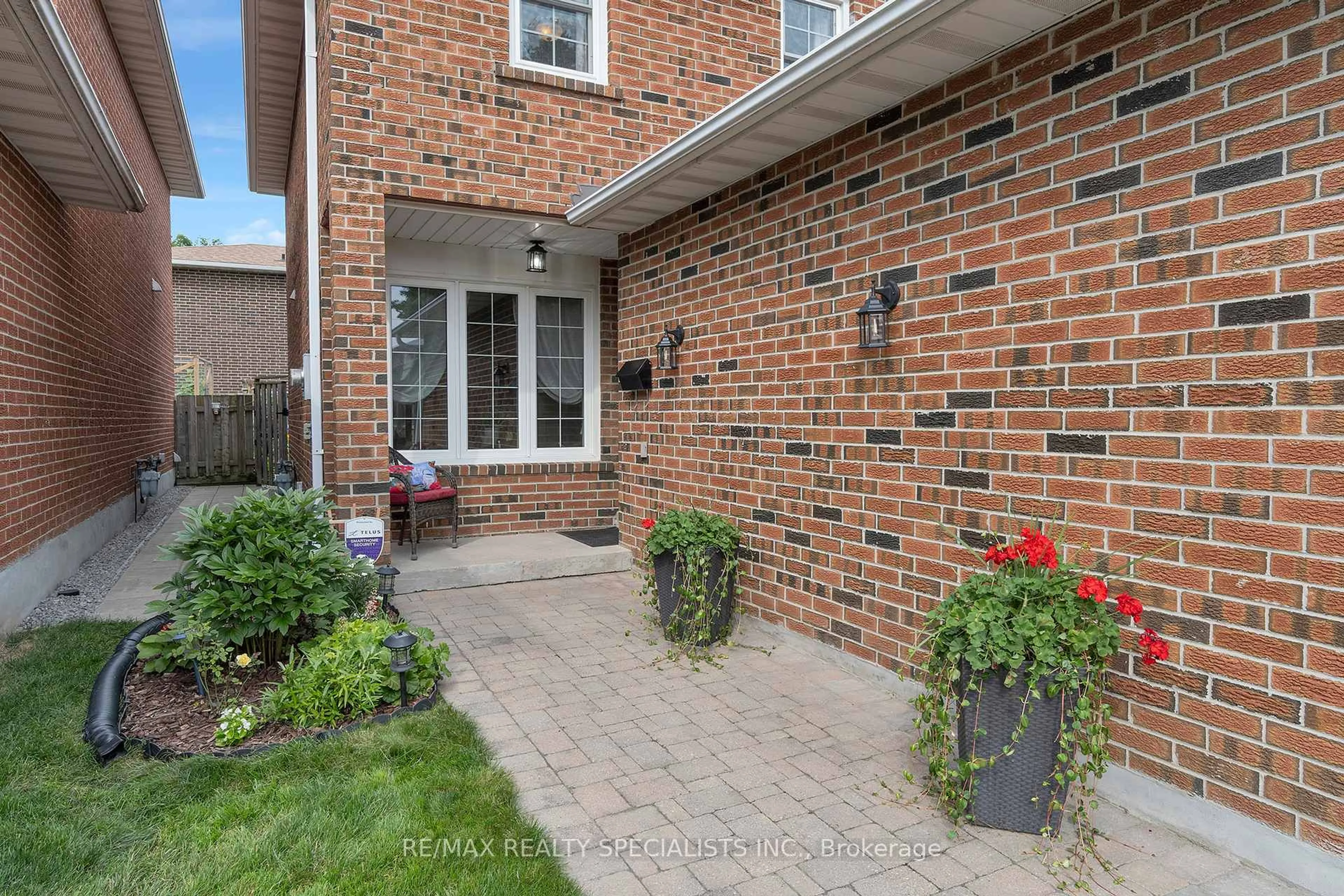 Patio, street for 64 Maplehurst Sq, Brampton Ontario L6Z 1J6