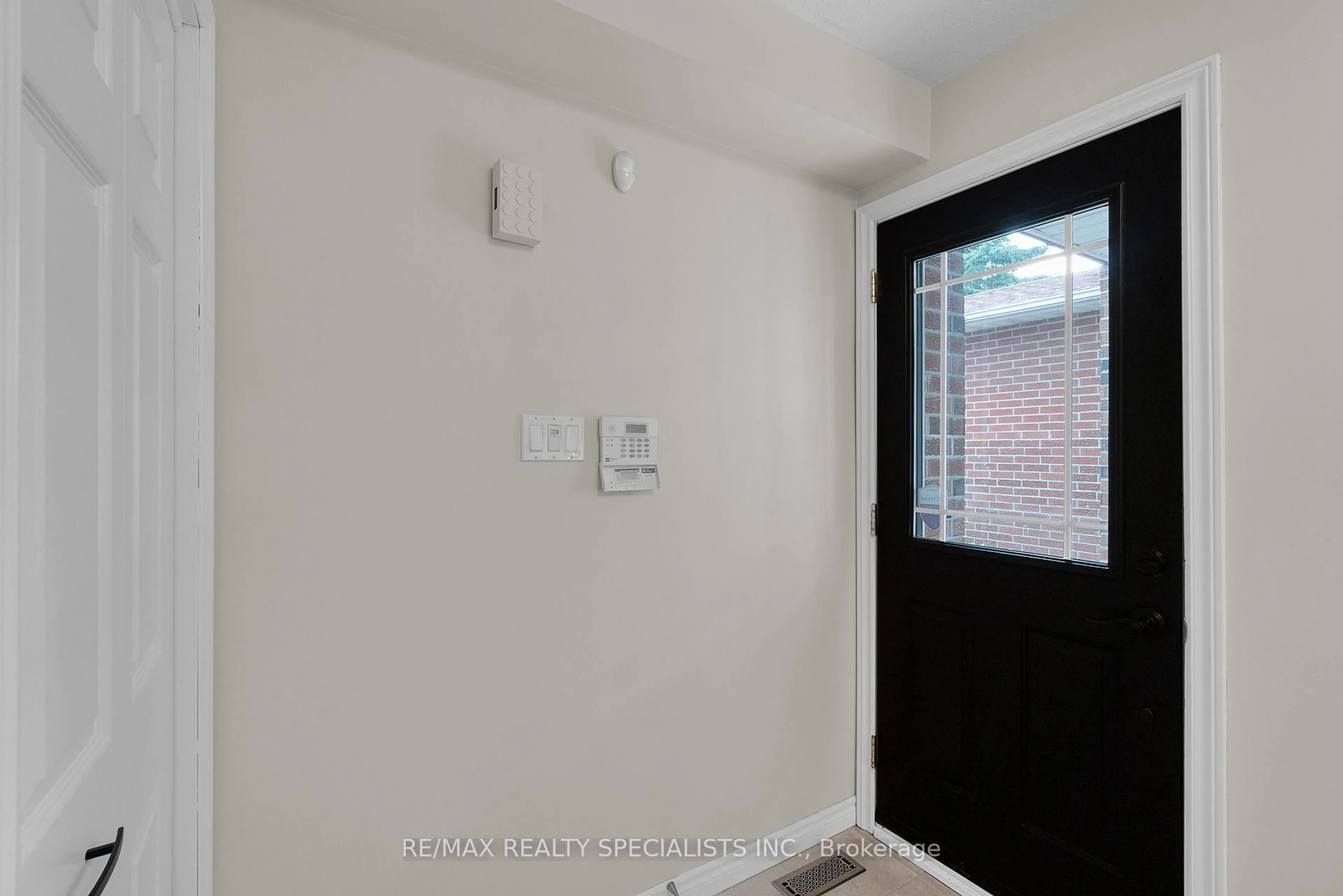 Indoor entryway for 64 Maplehurst Sq, Brampton Ontario L6Z 1J6