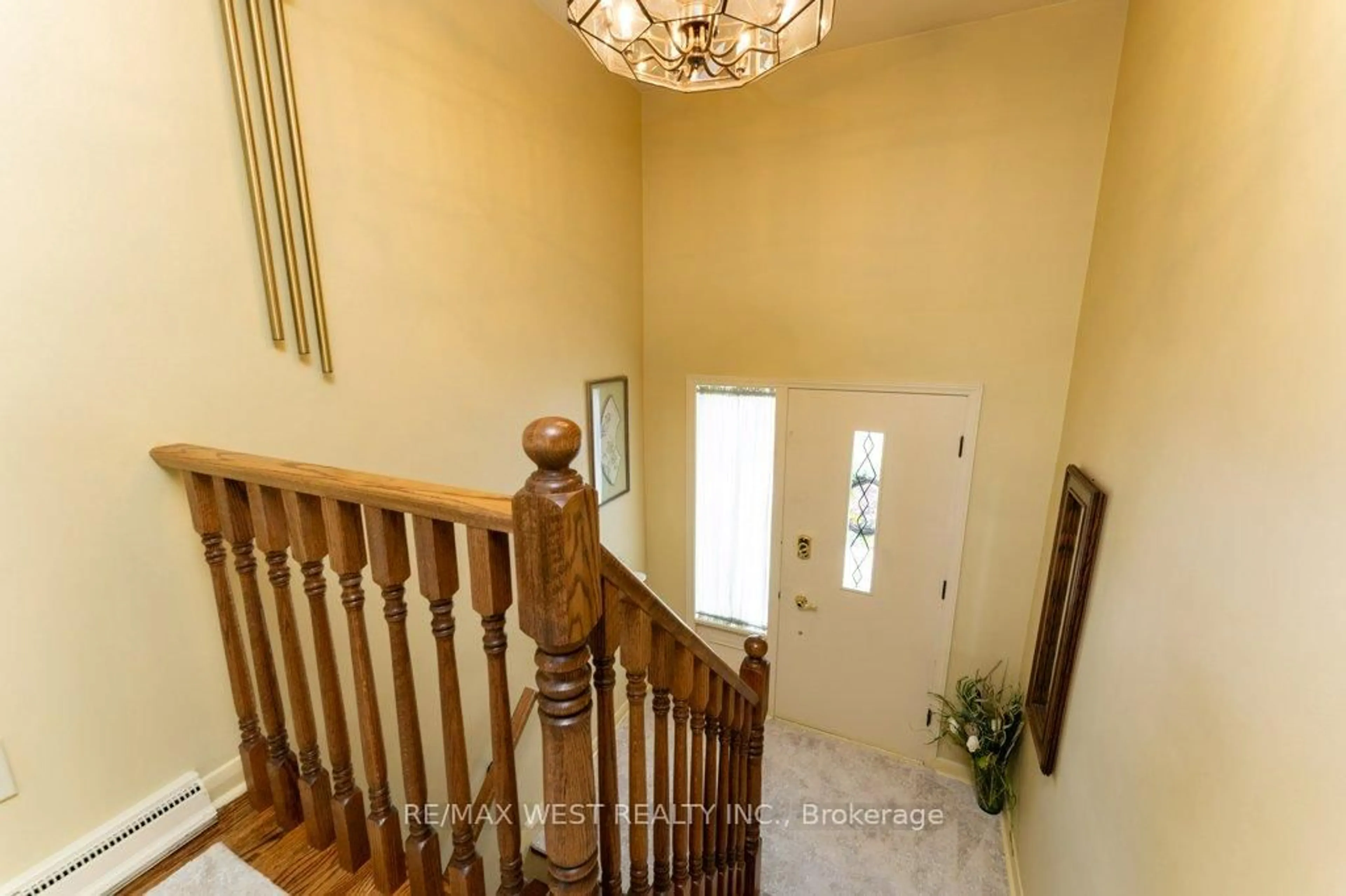 Indoor foyer for 7 Keywell Crt, Toronto Ontario M8Y 1S5