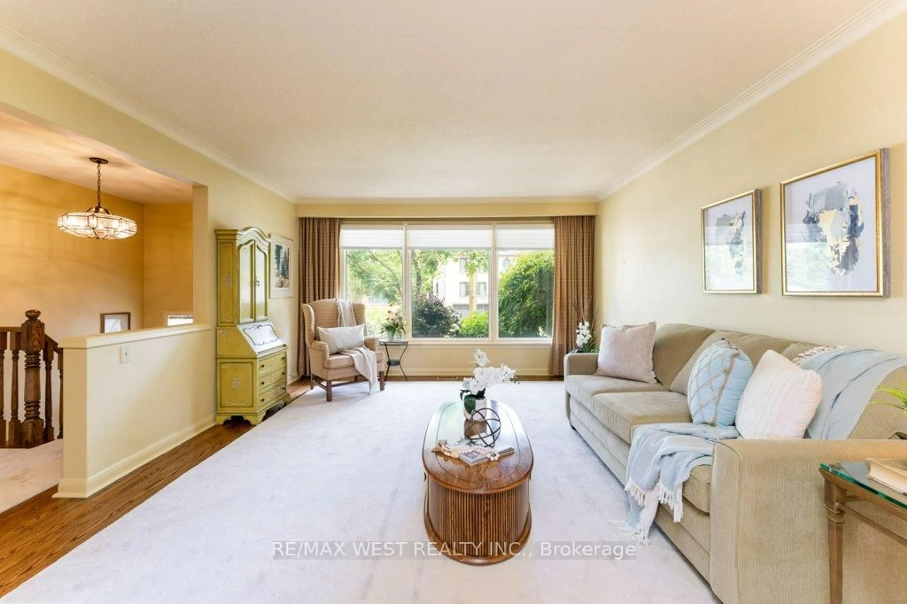 Living room with furniture, carpet floor for 7 Keywell Crt, Toronto Ontario M8Y 1S5