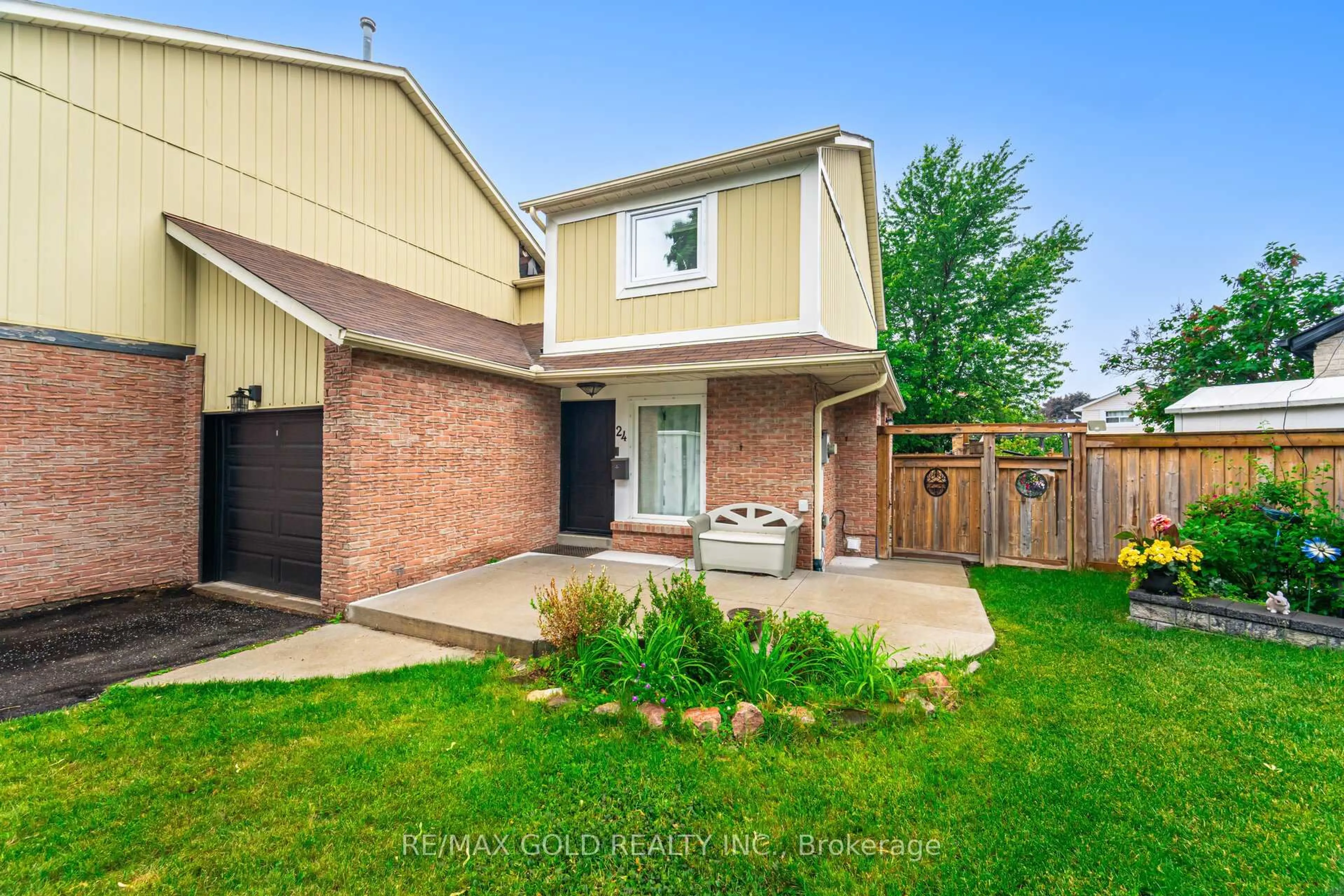 A pic from outside/outdoor area/front of a property/back of a property/a pic from drone, street for 24 Terry Hill, Brampton Ontario L6Z 1N1