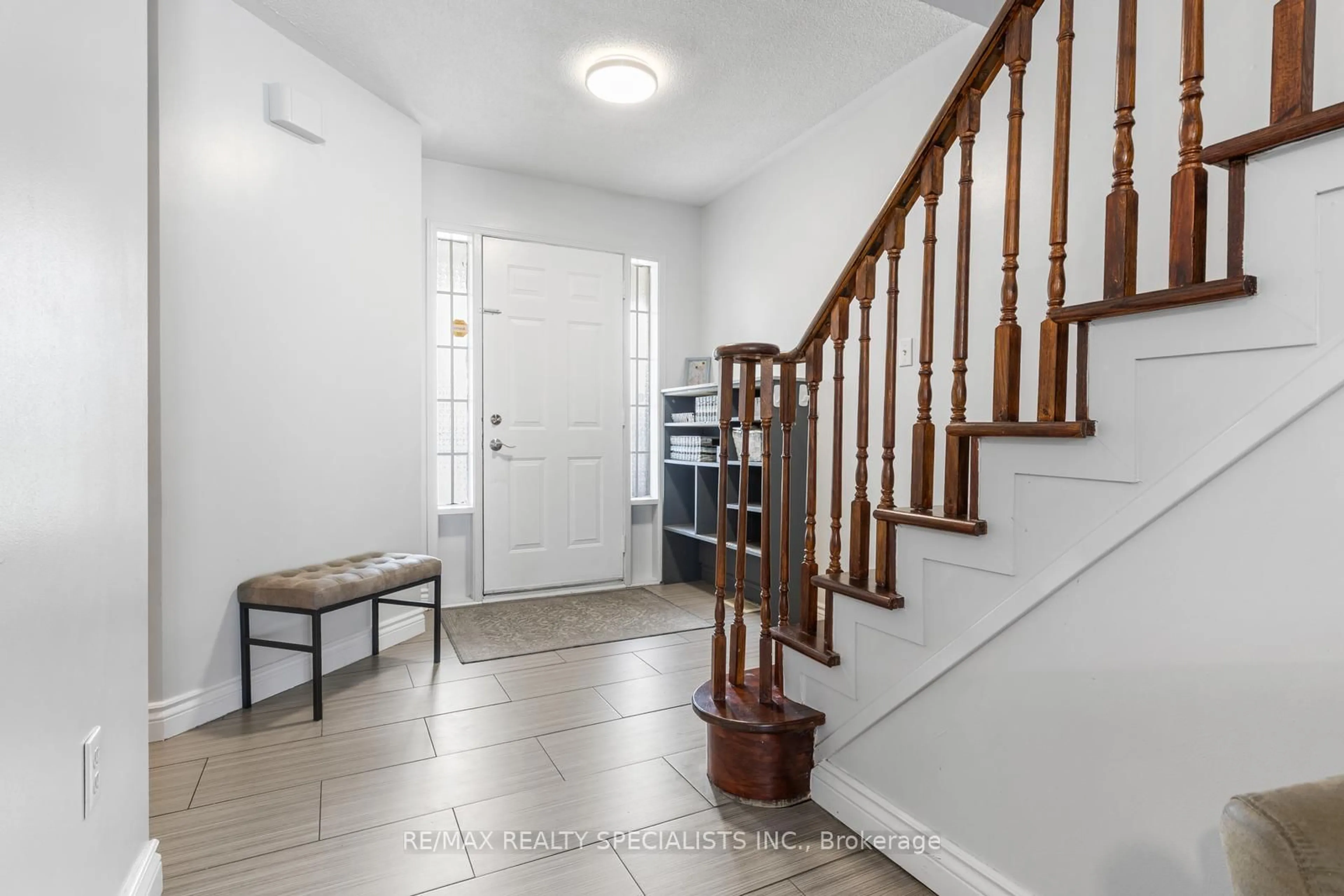Indoor entryway for 6865 Dillingwood Dr, Mississauga Ontario L5N 6Z8