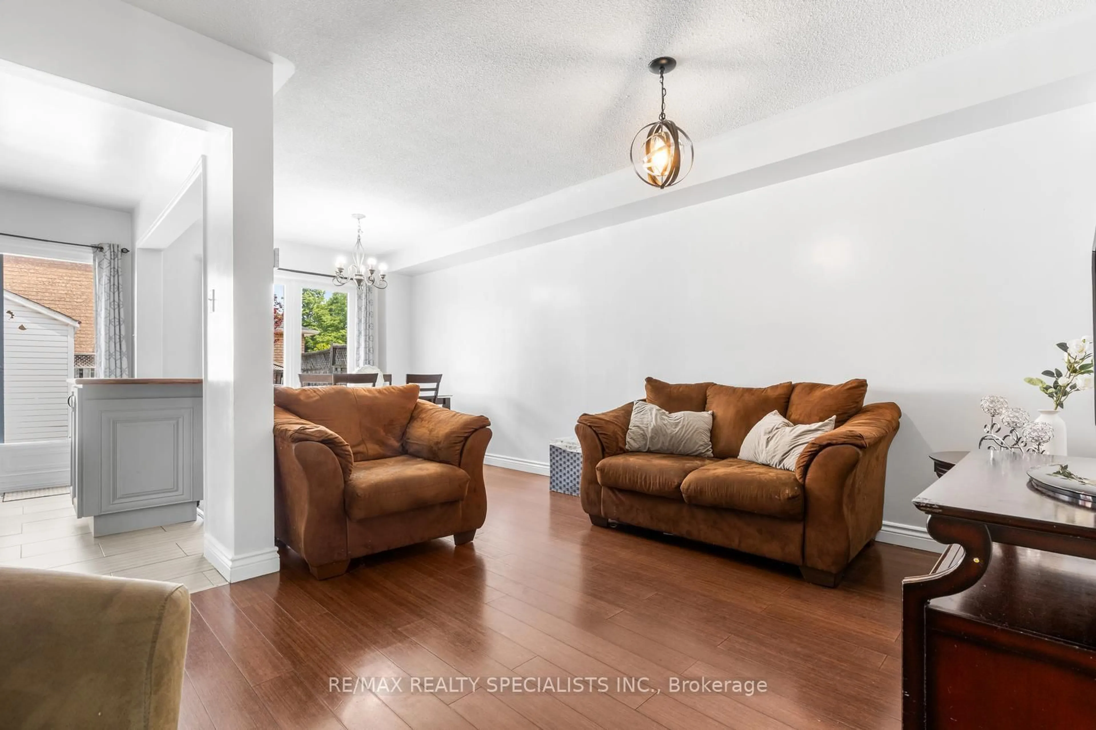 Living room with furniture, unknown for 6865 Dillingwood Dr, Mississauga Ontario L5N 6Z8