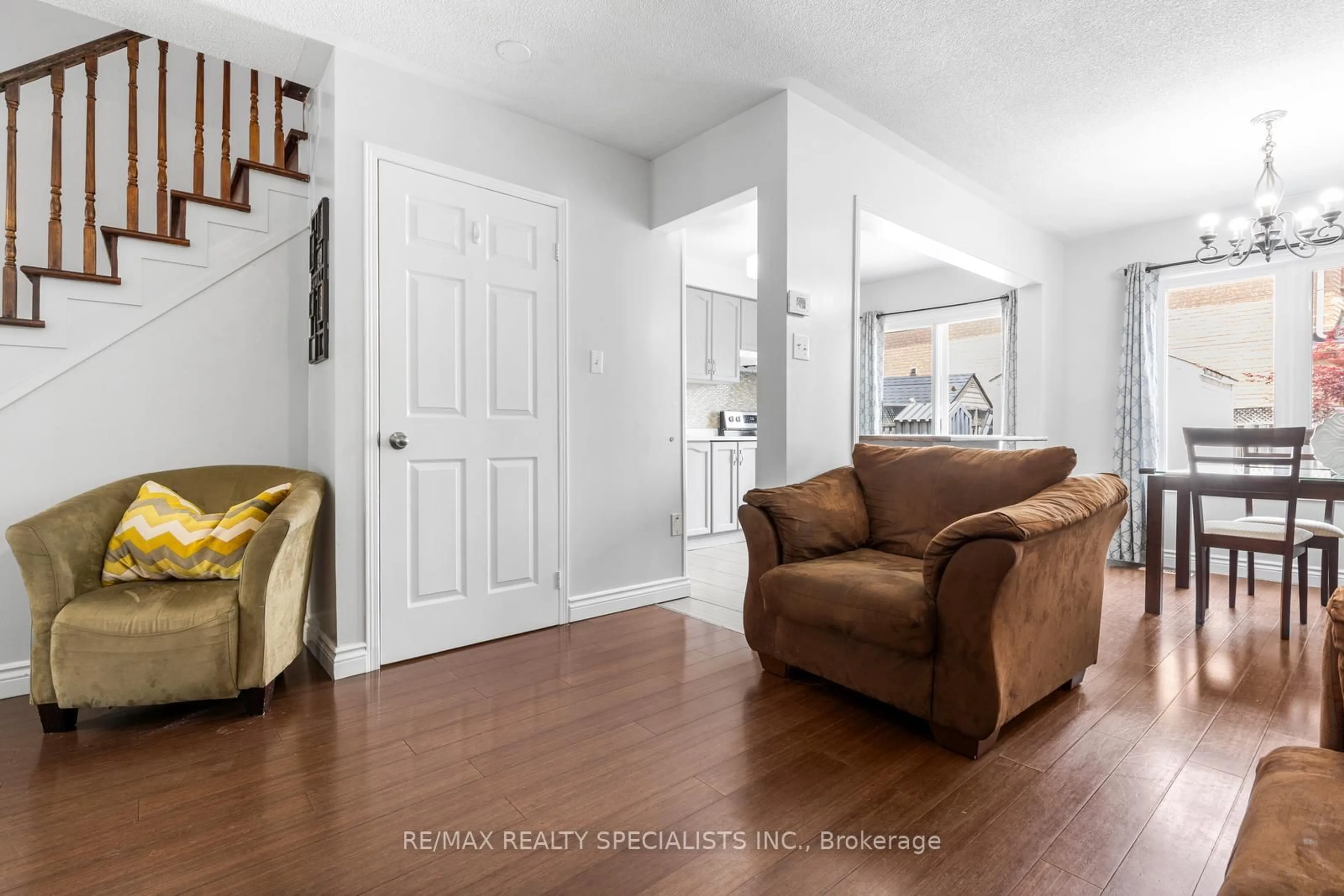 Indoor entryway for 6865 Dillingwood Dr, Mississauga Ontario L5N 6Z8