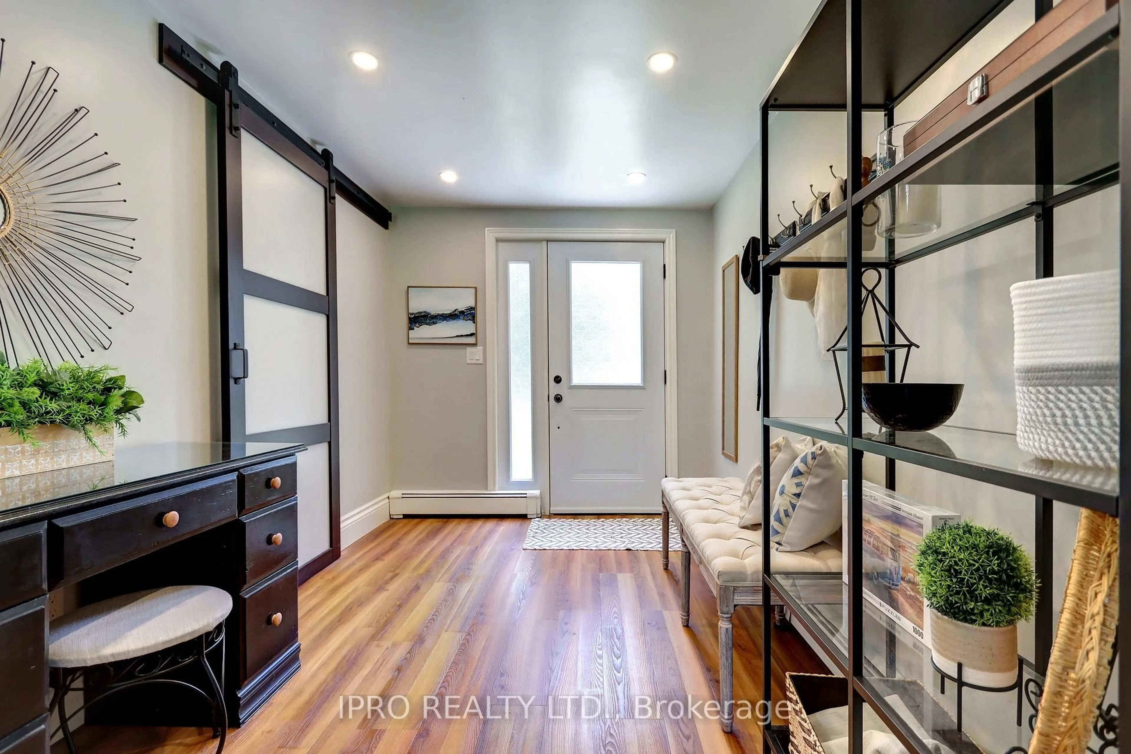 Indoor entryway for 4 Stewarttown Rd, Halton Hills Ontario L7G 4S5