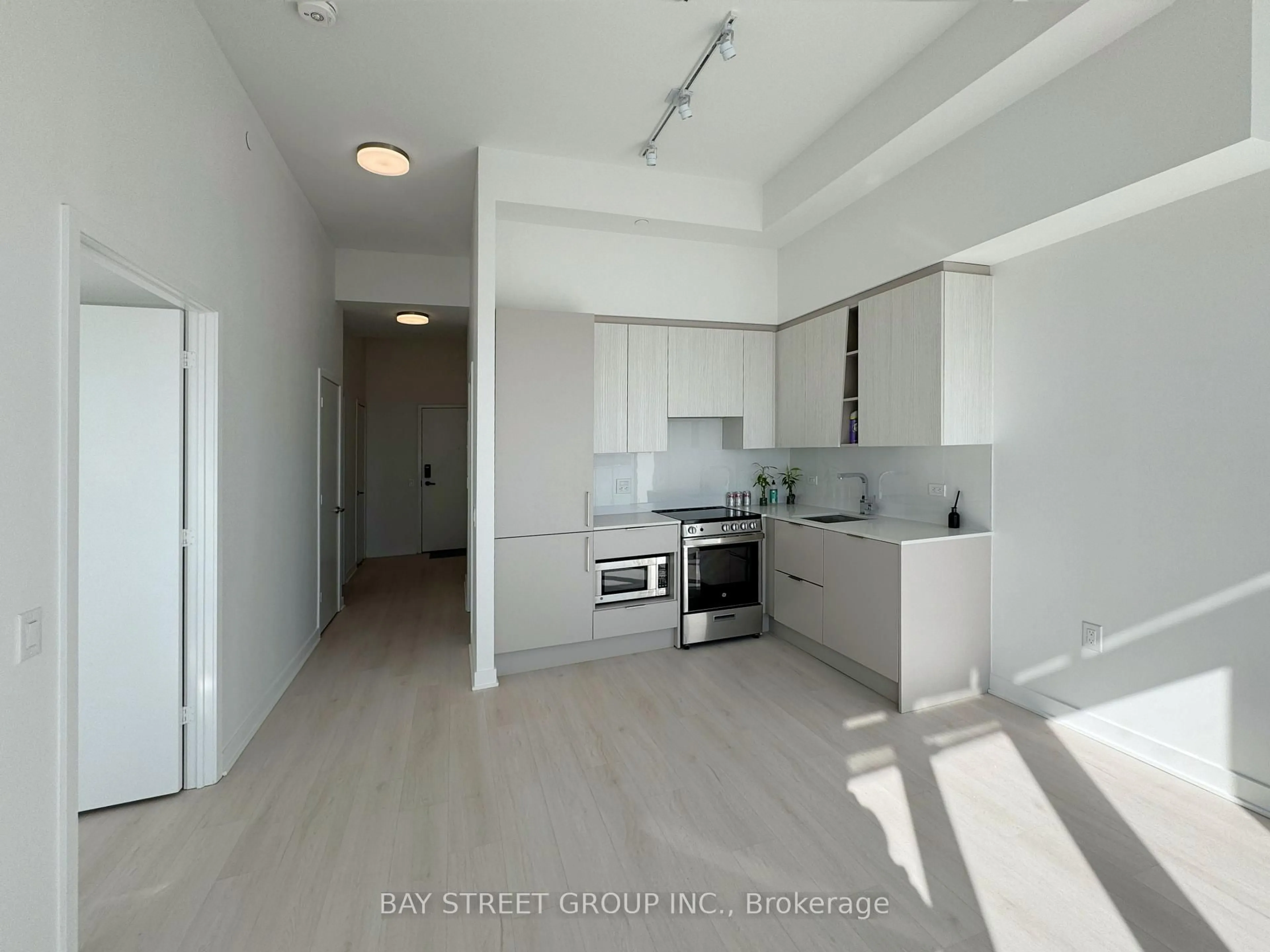 Standard kitchen, unknown for 3900 Confederation Pkwy #4805, Mississauga Ontario L5B 0M3