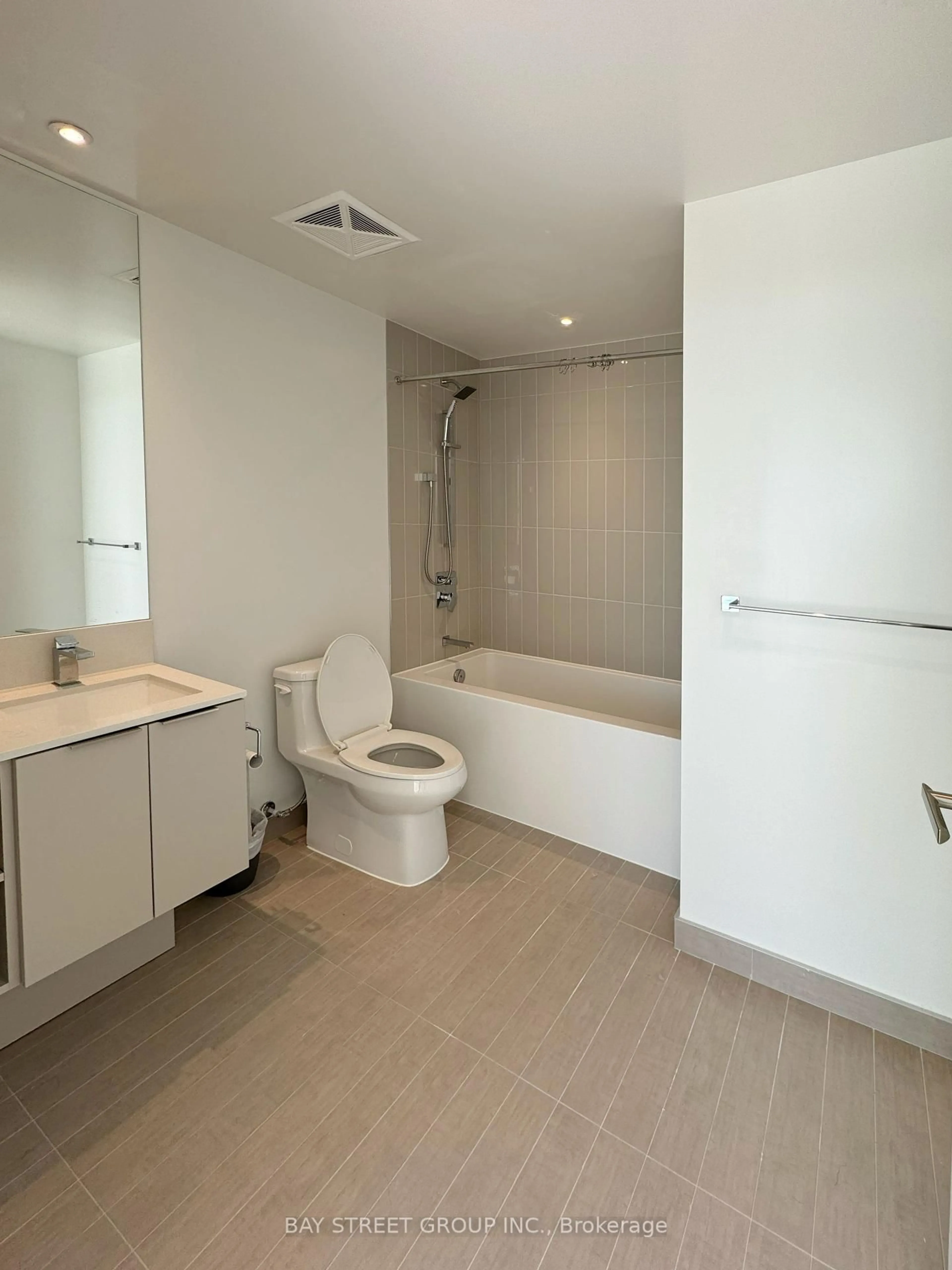 Standard bathroom, ceramic/tile floor for 3900 Confederation Pkwy #4805, Mississauga Ontario L5B 0M3