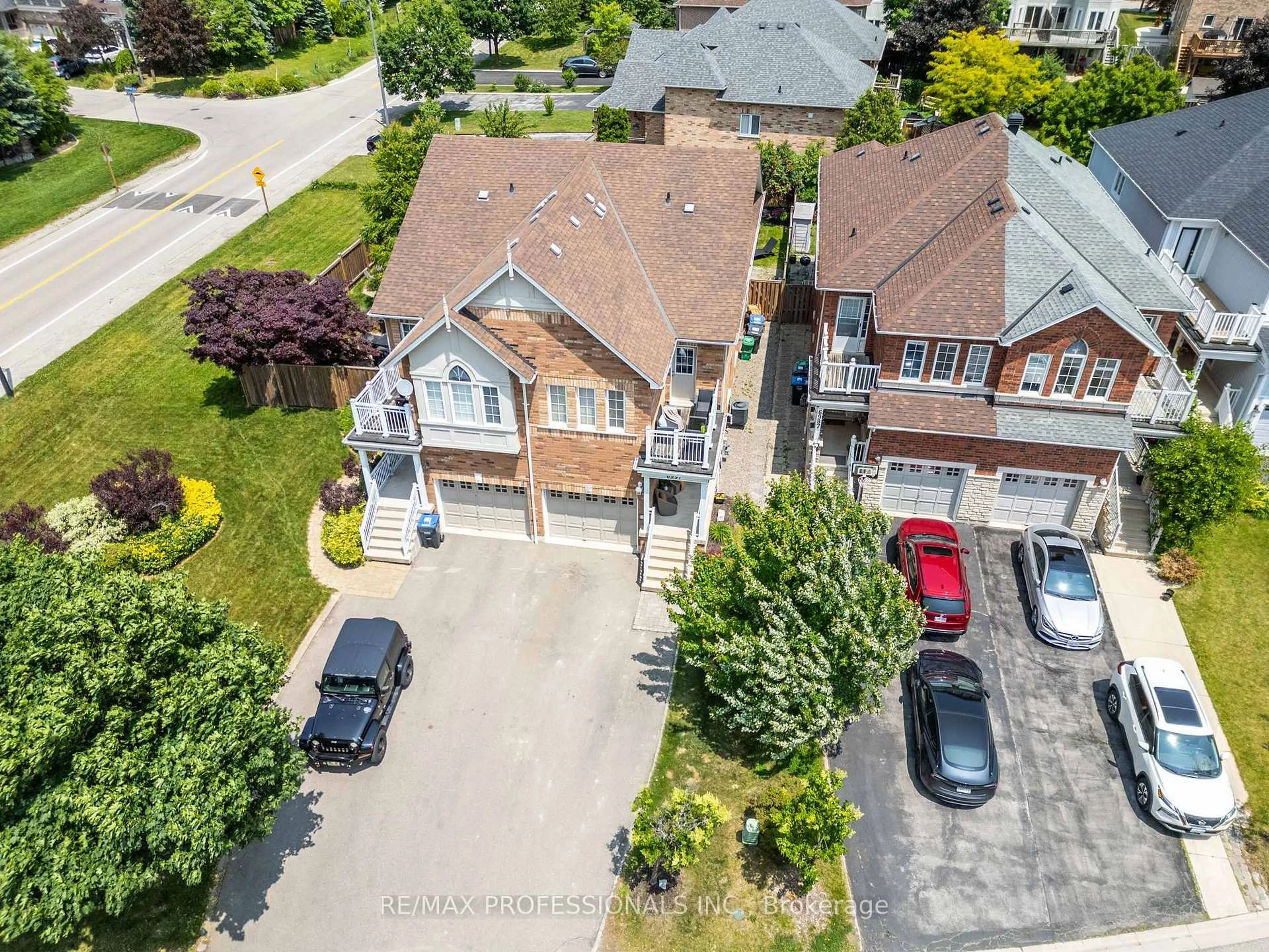 A pic from outside/outdoor area/front of a property/back of a property/a pic from drone, street for 6991 Elliott Parliament St, Mississauga Ontario L5W 1B7