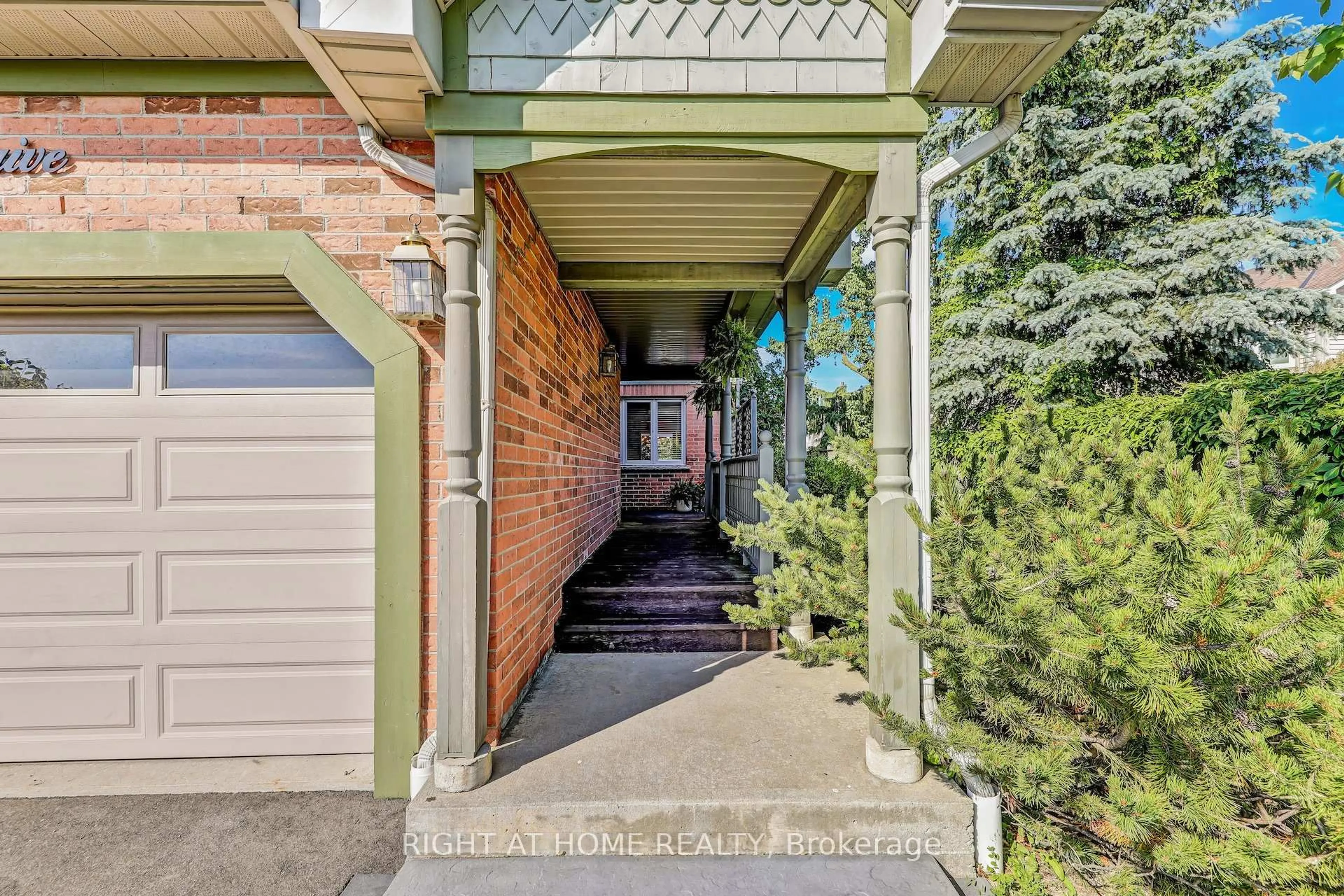 Indoor entryway for 5737 Greensboro Dr, Mississauga Ontario L5M 5T7