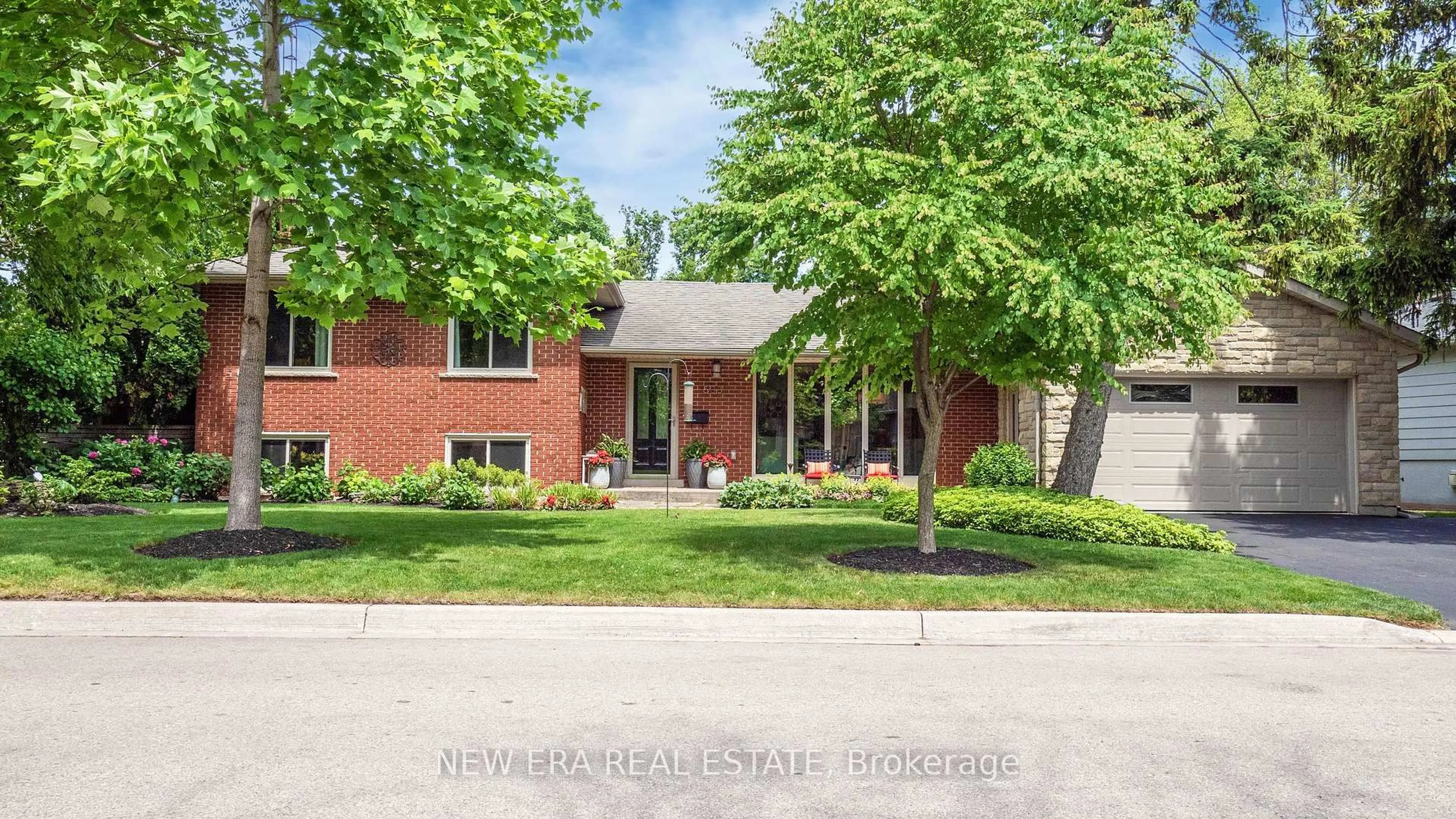 Home with brick exterior material, street for 5331 Mericourt Rd, Burlington Ontario L7L 3R5