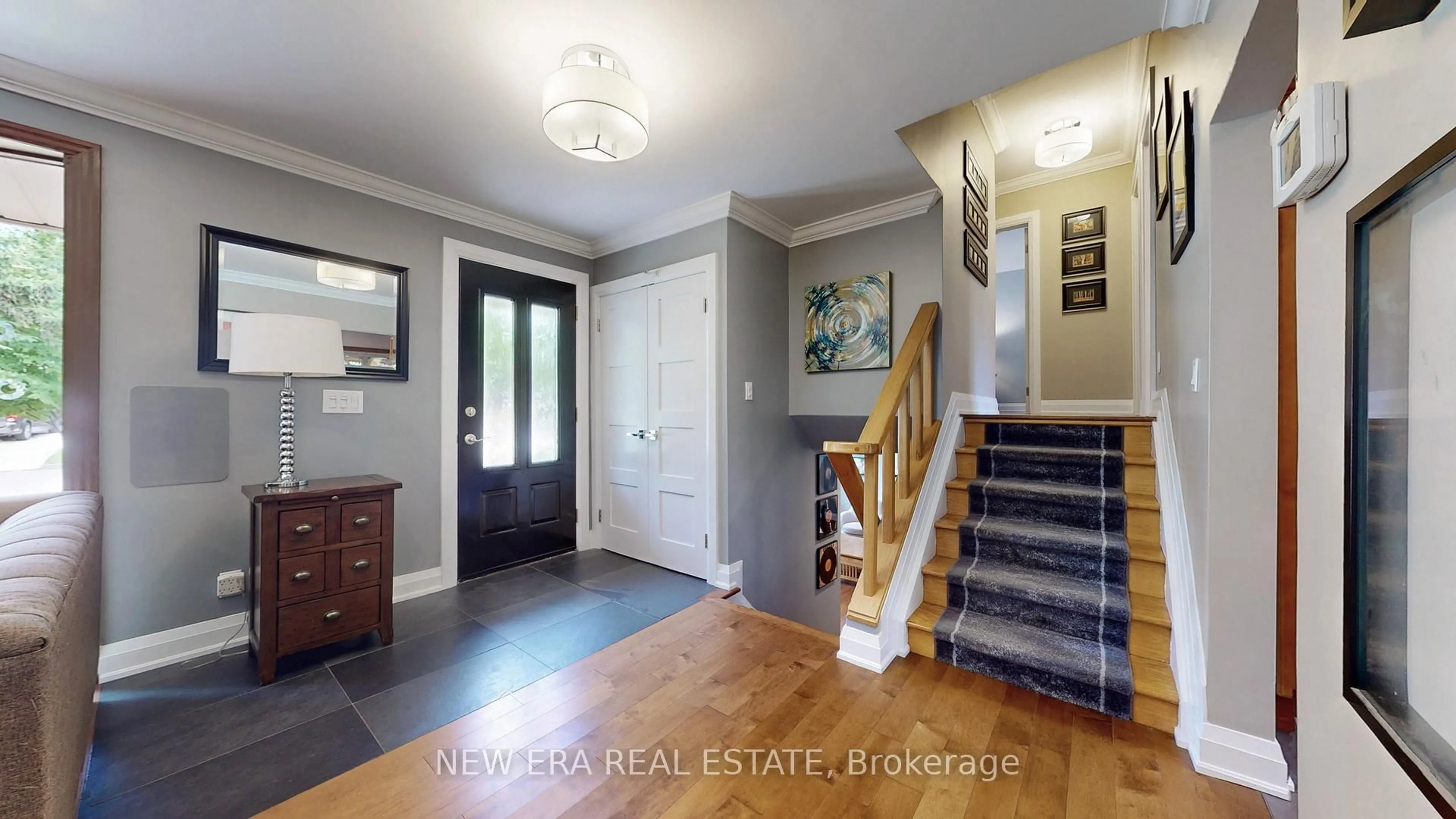 Indoor entryway for 5331 Mericourt Rd, Burlington Ontario L7L 3R5