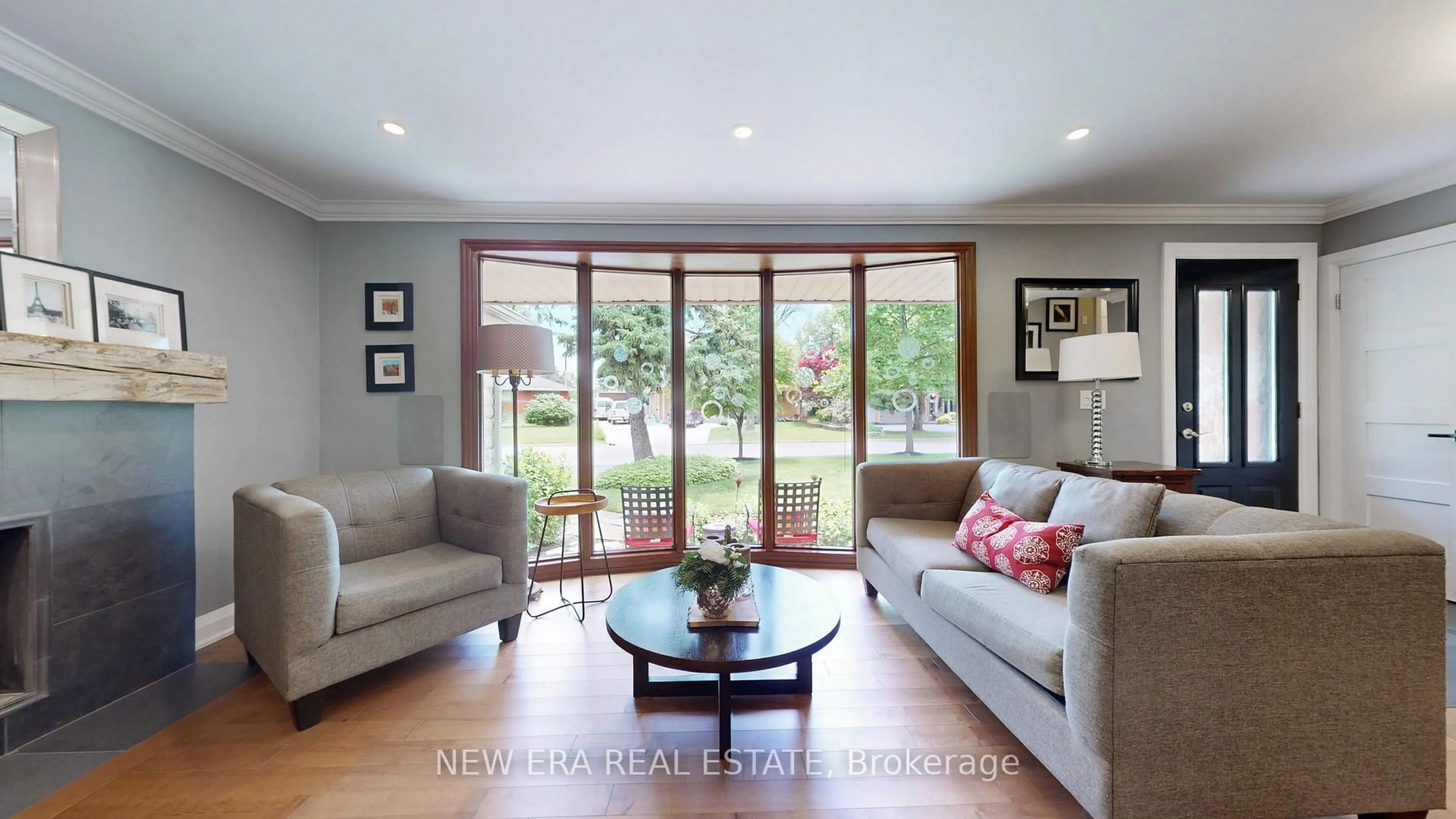 Living room with furniture, wood/laminate floor for 5331 Mericourt Rd, Burlington Ontario L7L 3R5