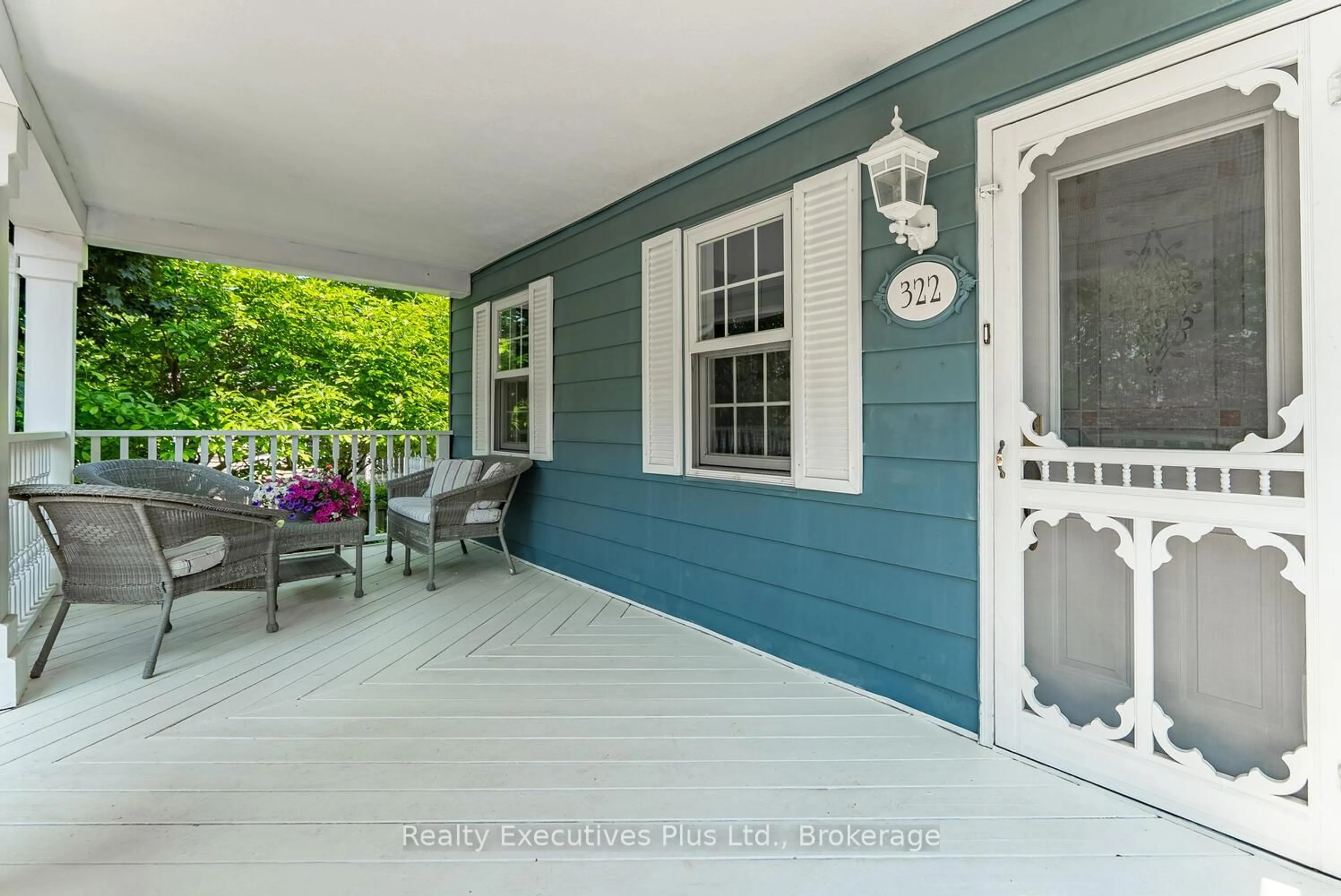 Patio, street for 322 Pine Ave, Oakville Ontario L6J 2J9